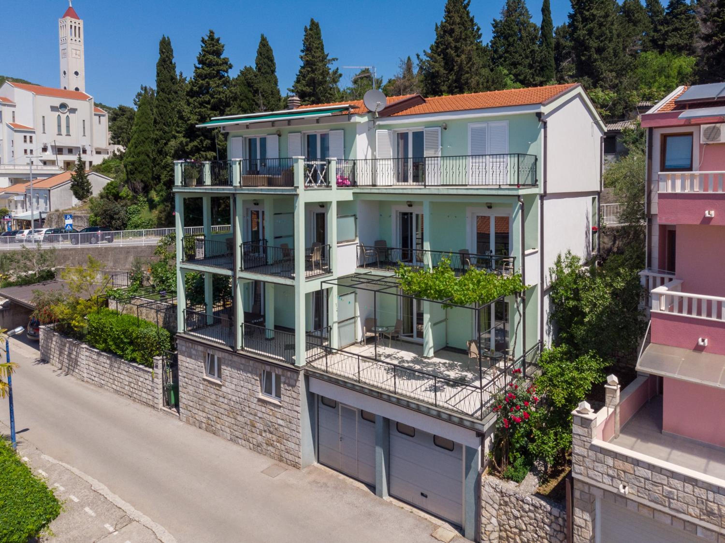 Apartments & rooms Leon