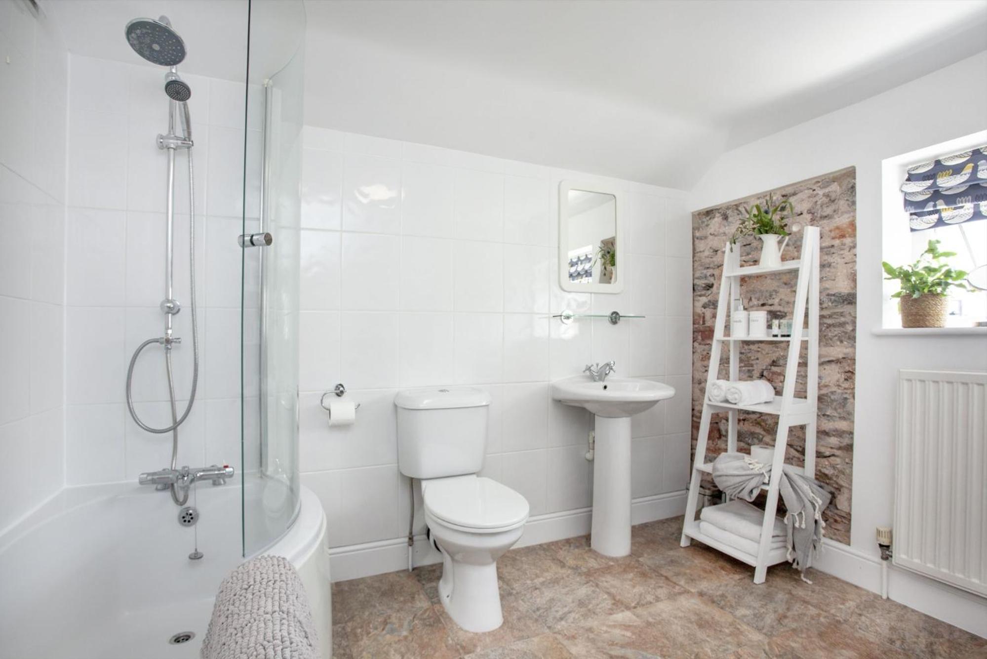 Admirals - Dog Friendly, Garden, Parking view 2