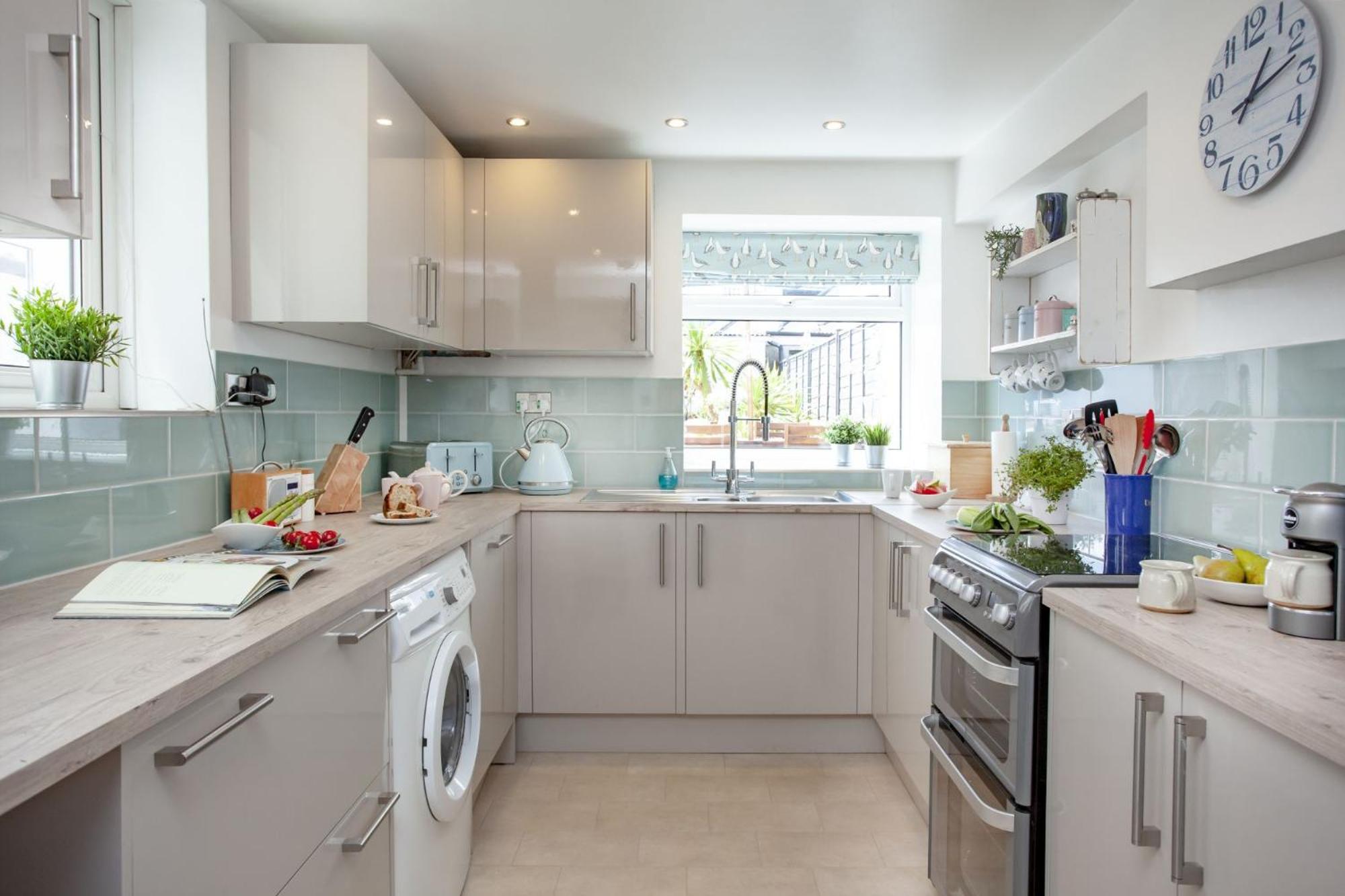Admirals - Dog Friendly, Garden, Parking view 5