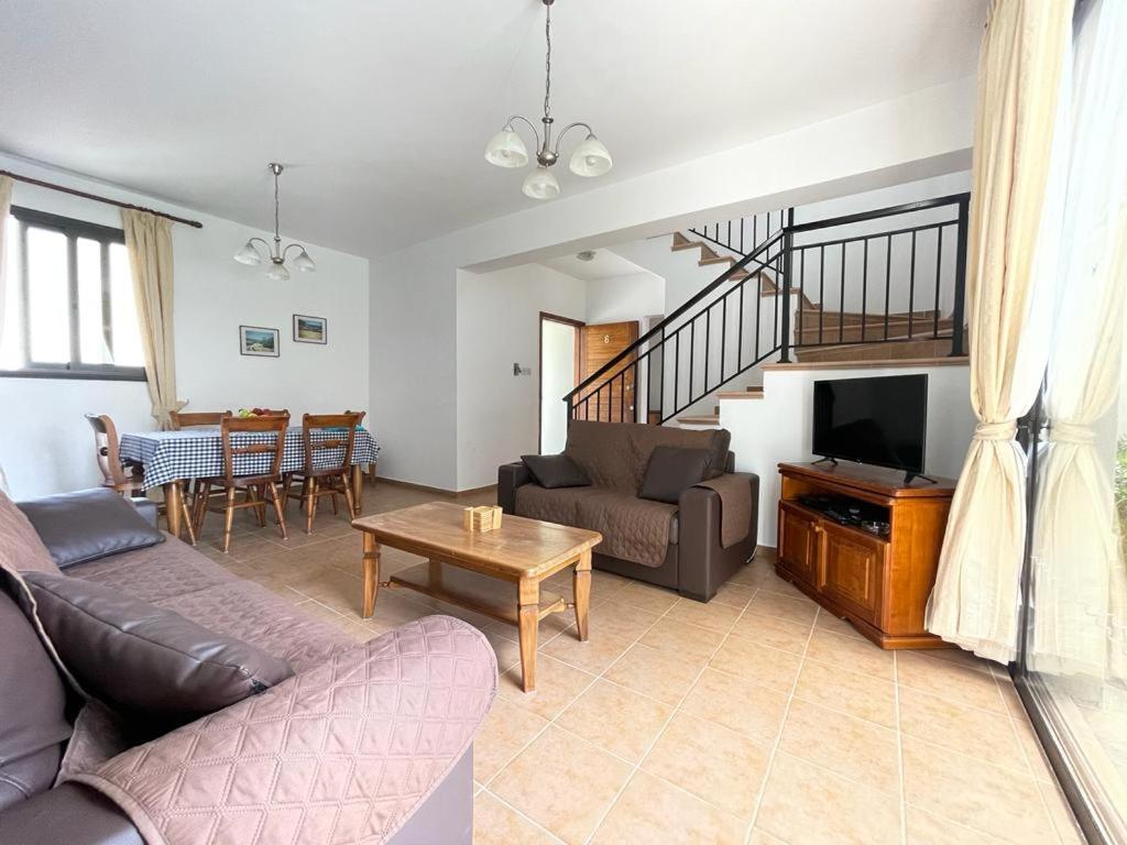 Spacious 3 bedroom villa private pool view 4
