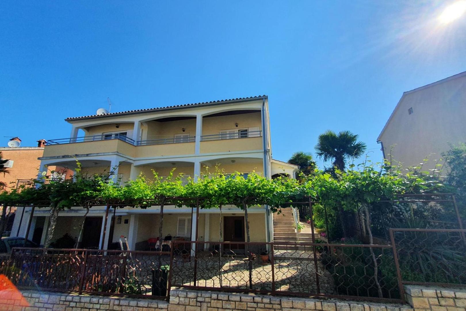 Apartments Ritosa Spadici beach area view 4