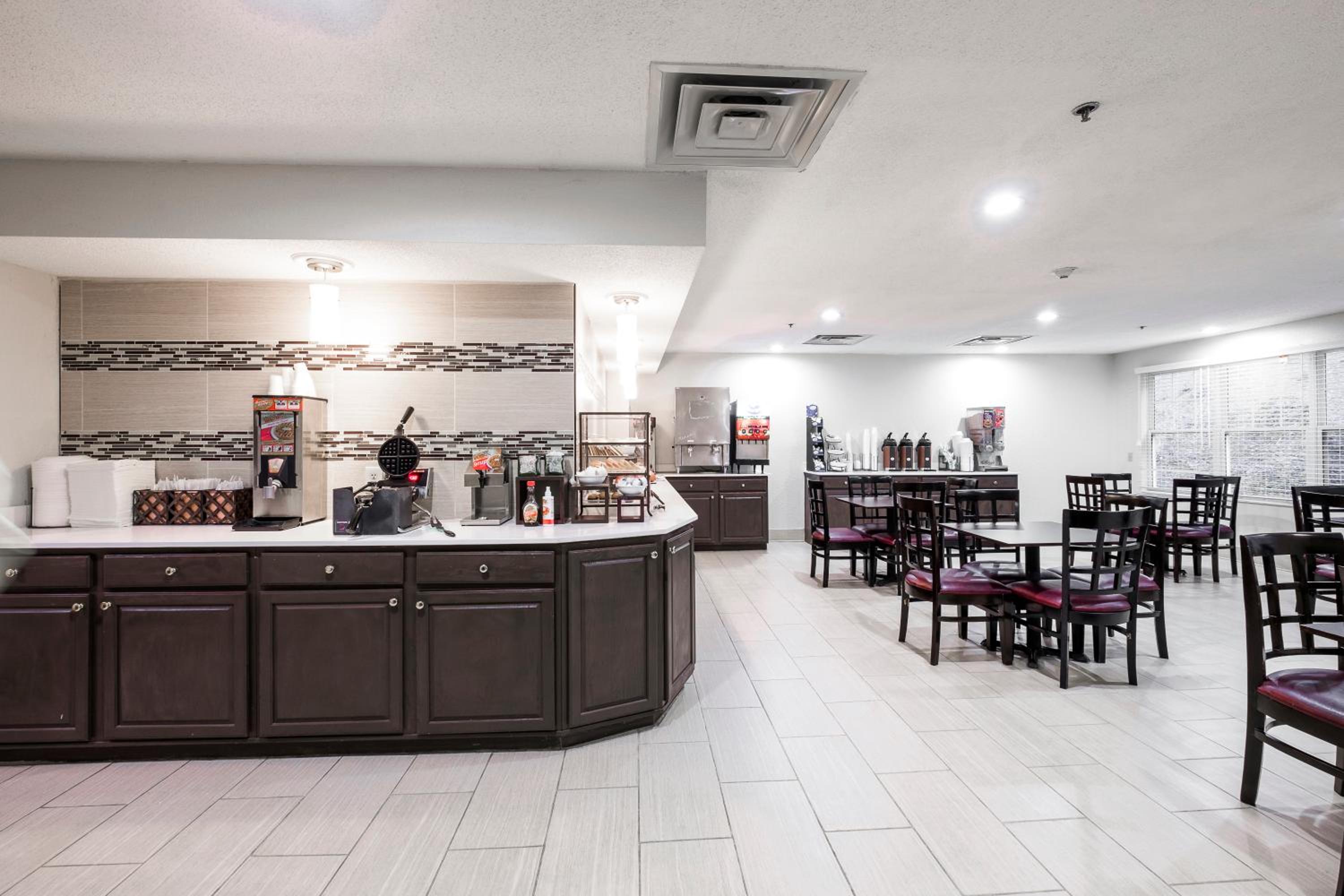 Corbin Vacations - Red Roof Inn Suites Corbin - Property Image 1