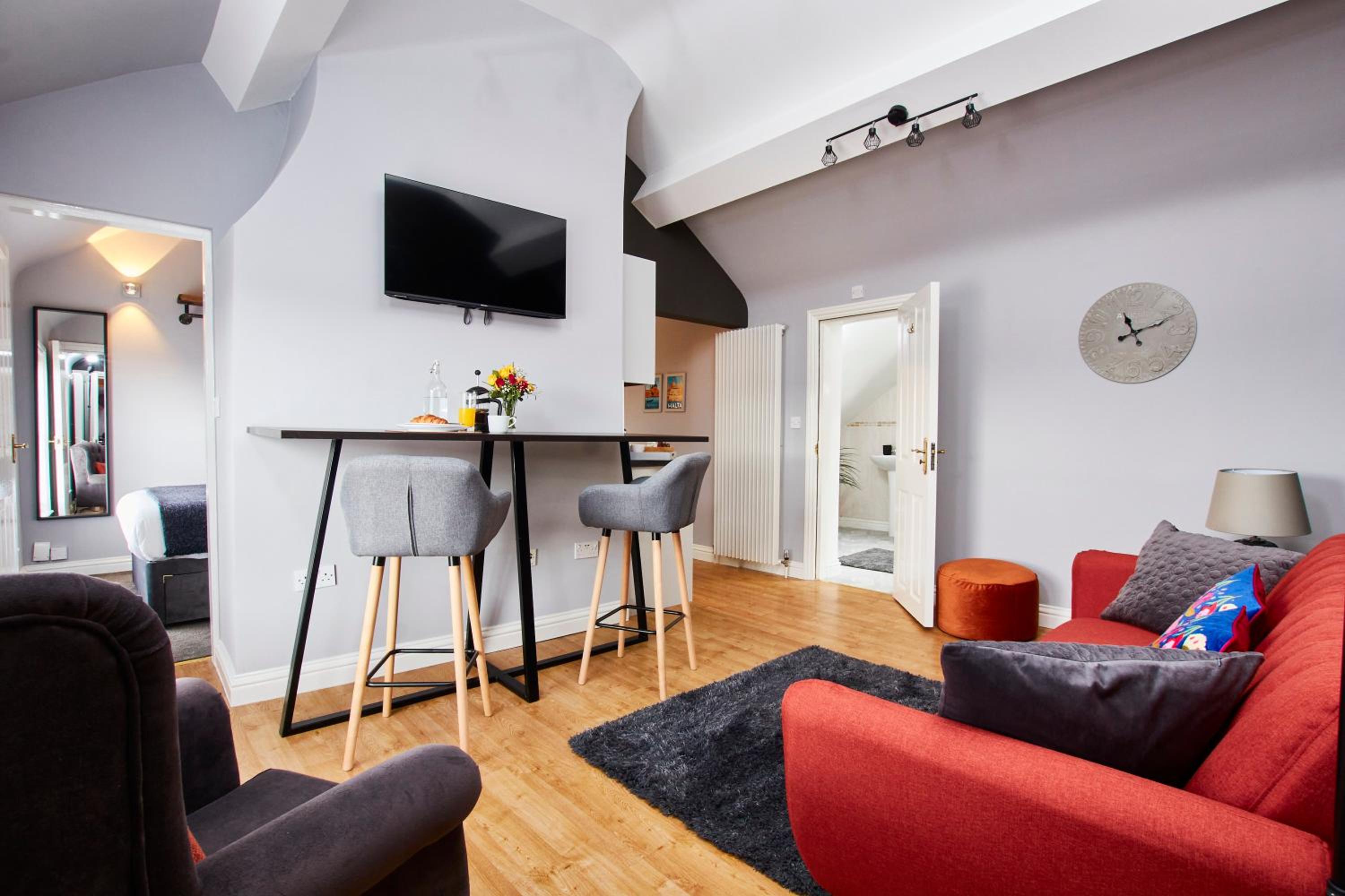 Delven House, Apartment 6 - Self Check-in, Self-Catering Serviced Apartment for East Midlands Airport view 5