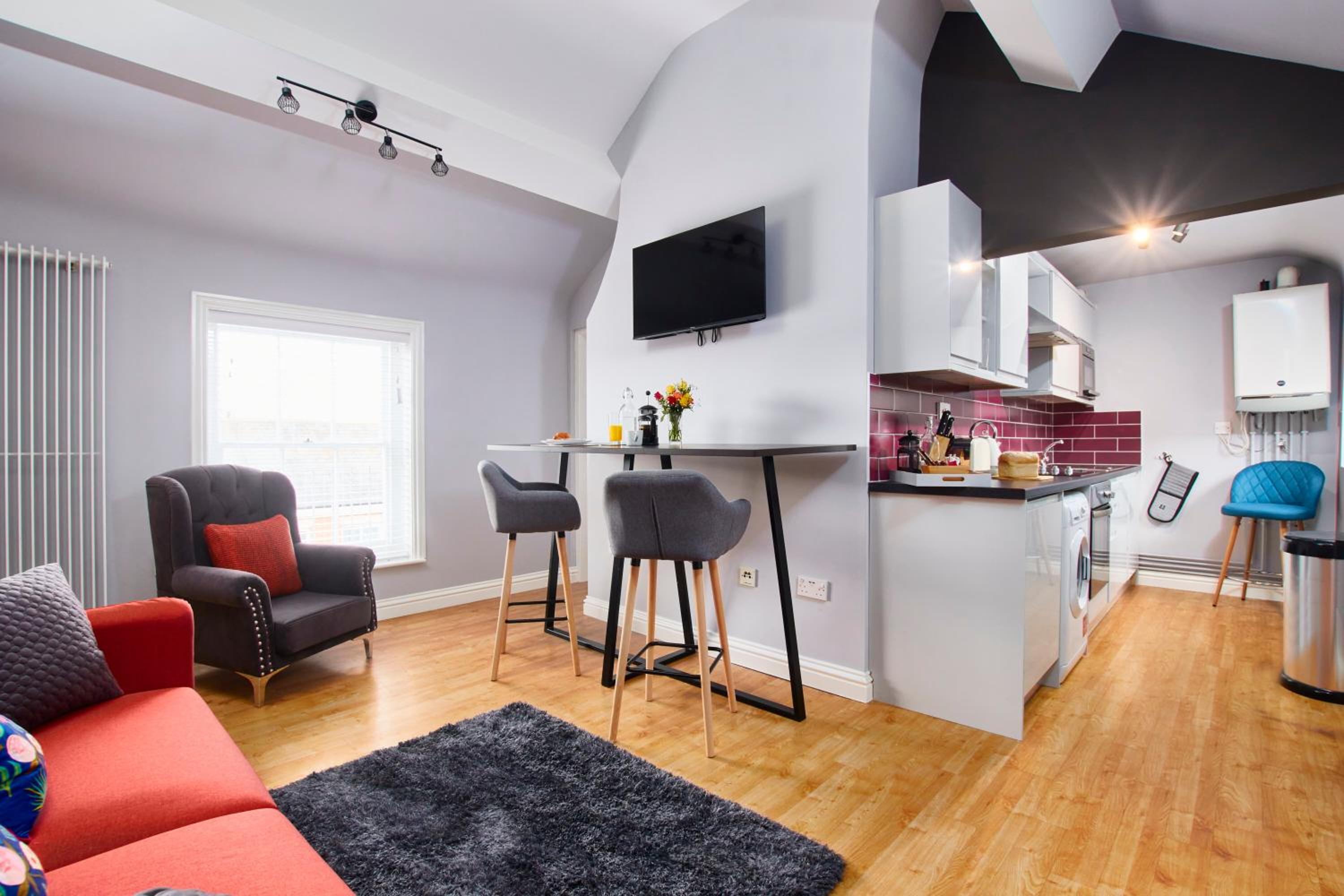 Delven House, Apartment 6 - Self Check-in, Self-Catering Serviced Apartment for East Midlands Airport view 4