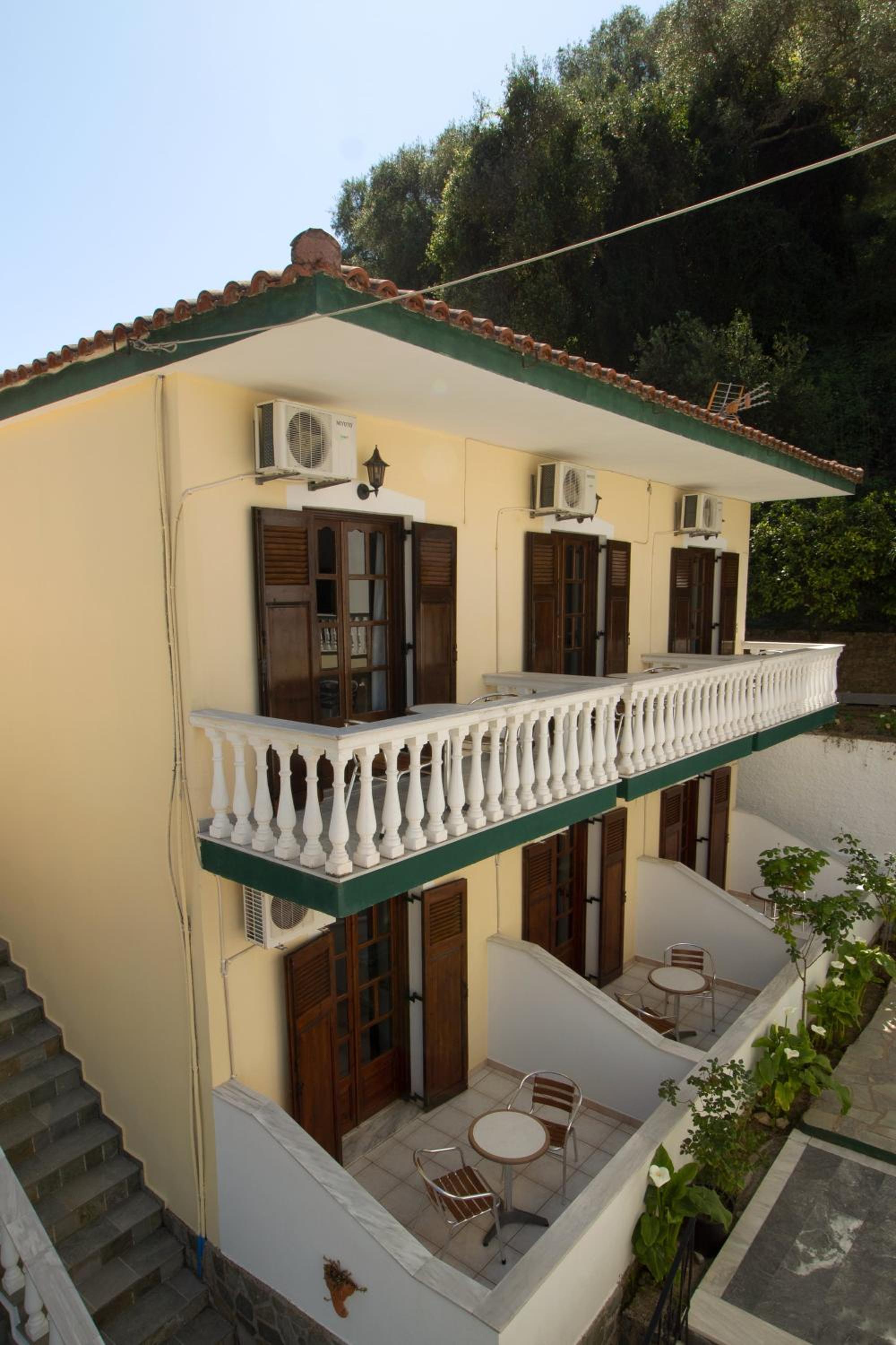 Hotel Pomelo Rooms - Image 1