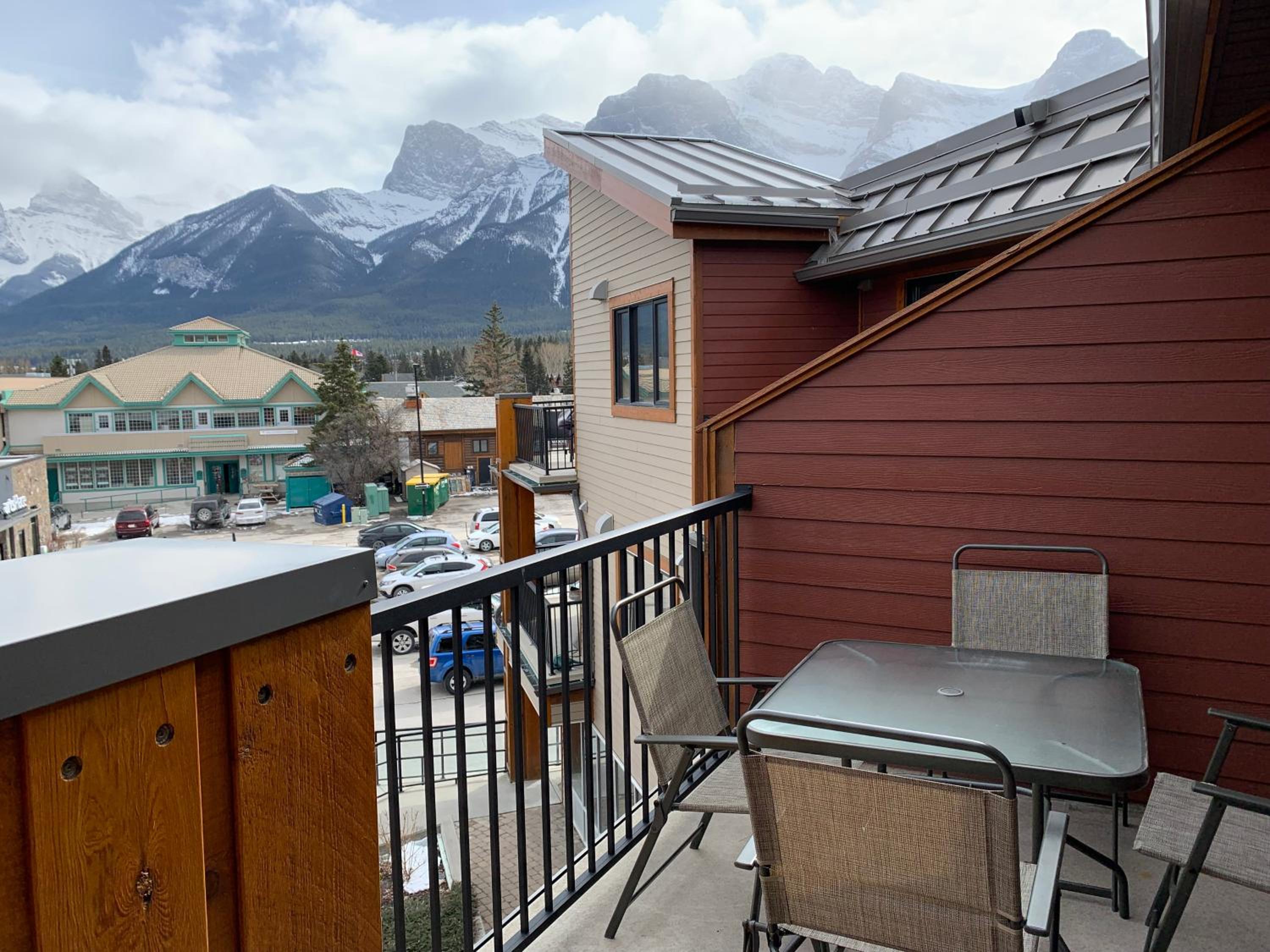 Alluring Mountain View Condo - Right In The Heart Of Downtown - managed by Little Sister Getaways