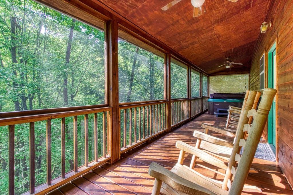 Laurel Cottage, 560 FREE tickets each paid day, Hot Tub, Pool Table! view 2