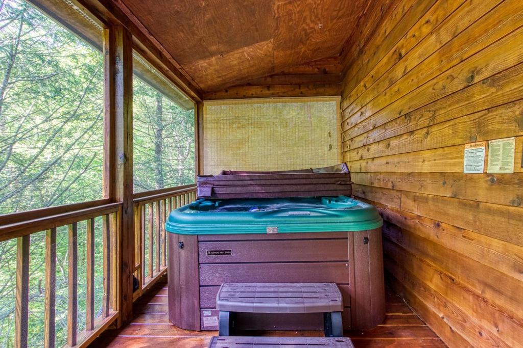Laurel Cottage, 560 FREE tickets each paid day, Hot Tub, Pool Table! view 3
