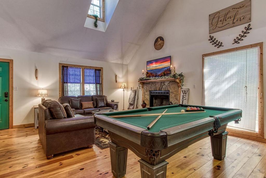 Laurel Cottage, 560 FREE tickets each paid day, Hot Tub, Pool Table! view 4