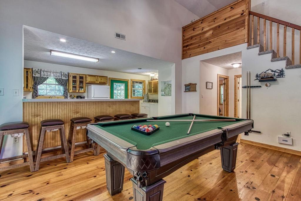 Laurel Cottage, 560 FREE tickets each paid day, Hot Tub, Pool Table! view 5