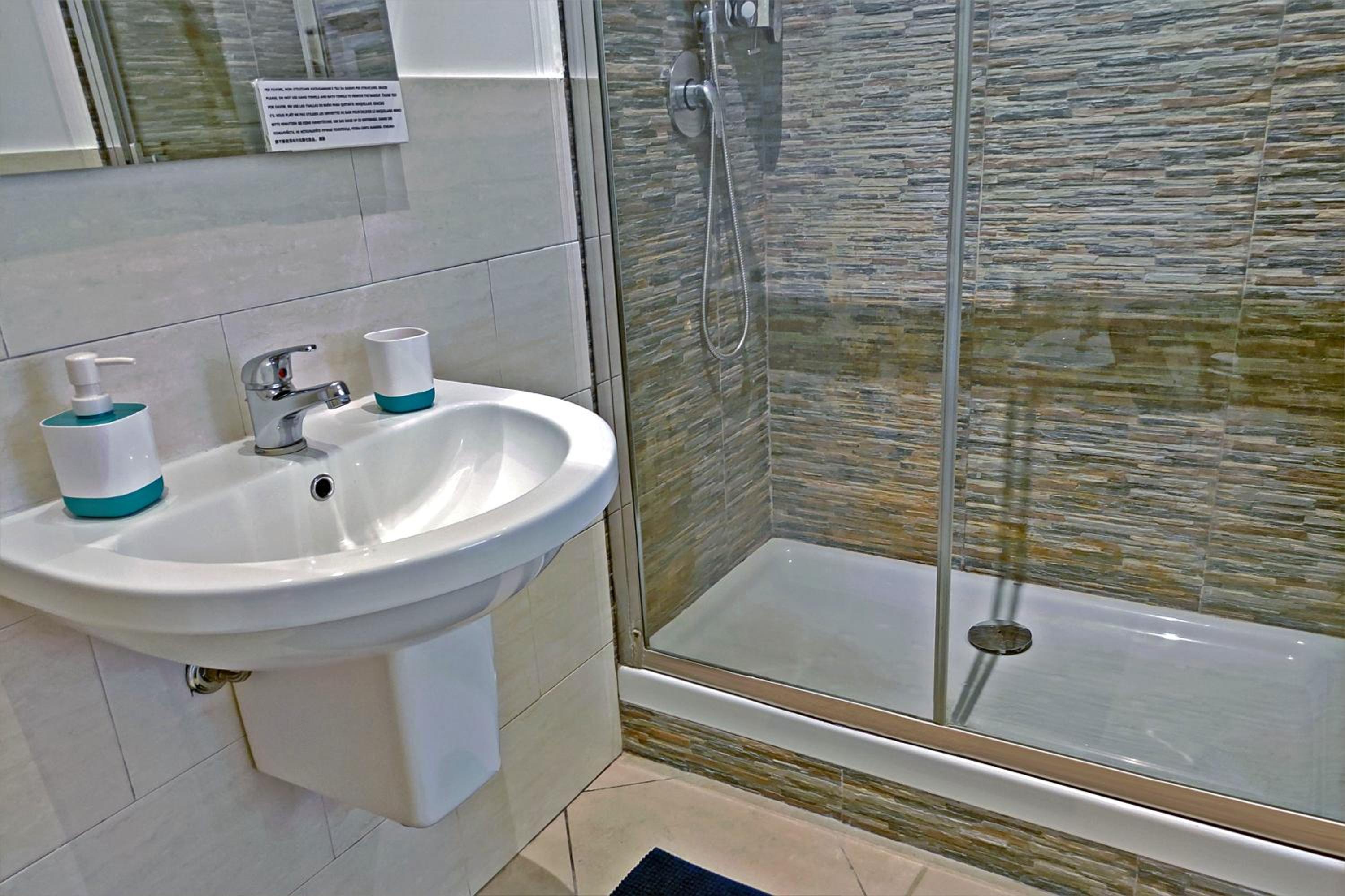 Antica Palermo en Palermo — bathroom