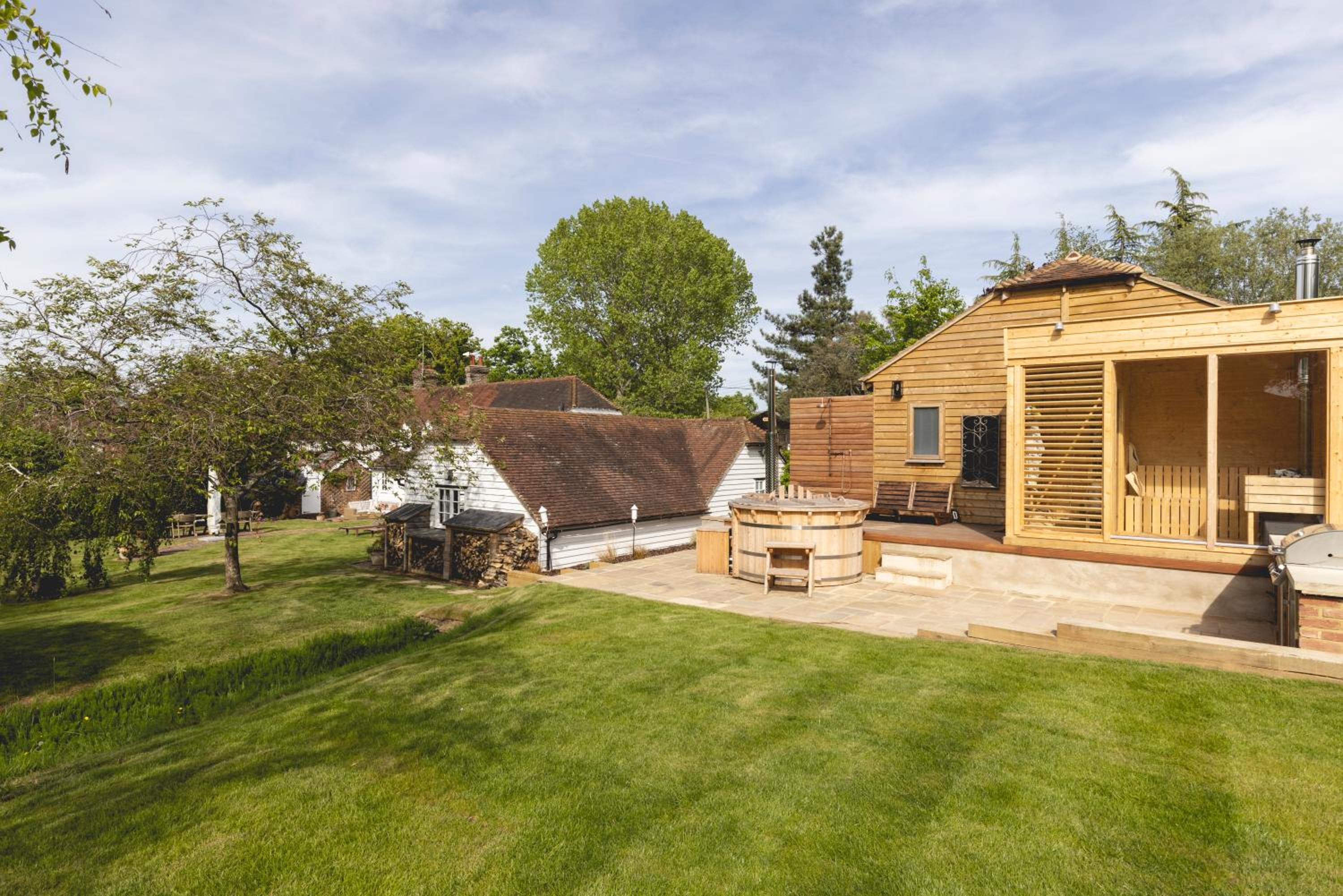 Cosy Cottage with Beautiful Garden, HotTub & Sauna view 4