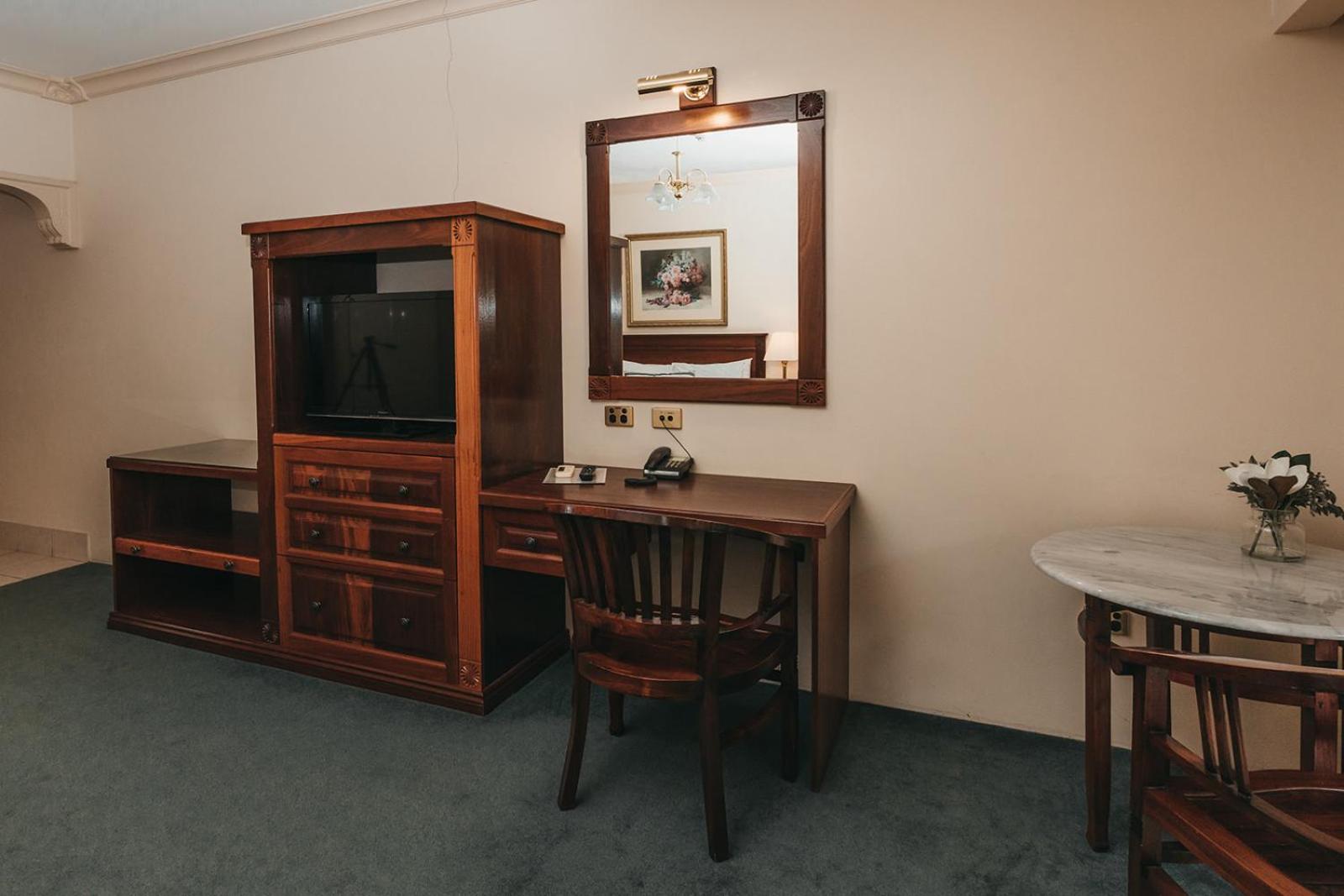 The Lawson Riverside Suites