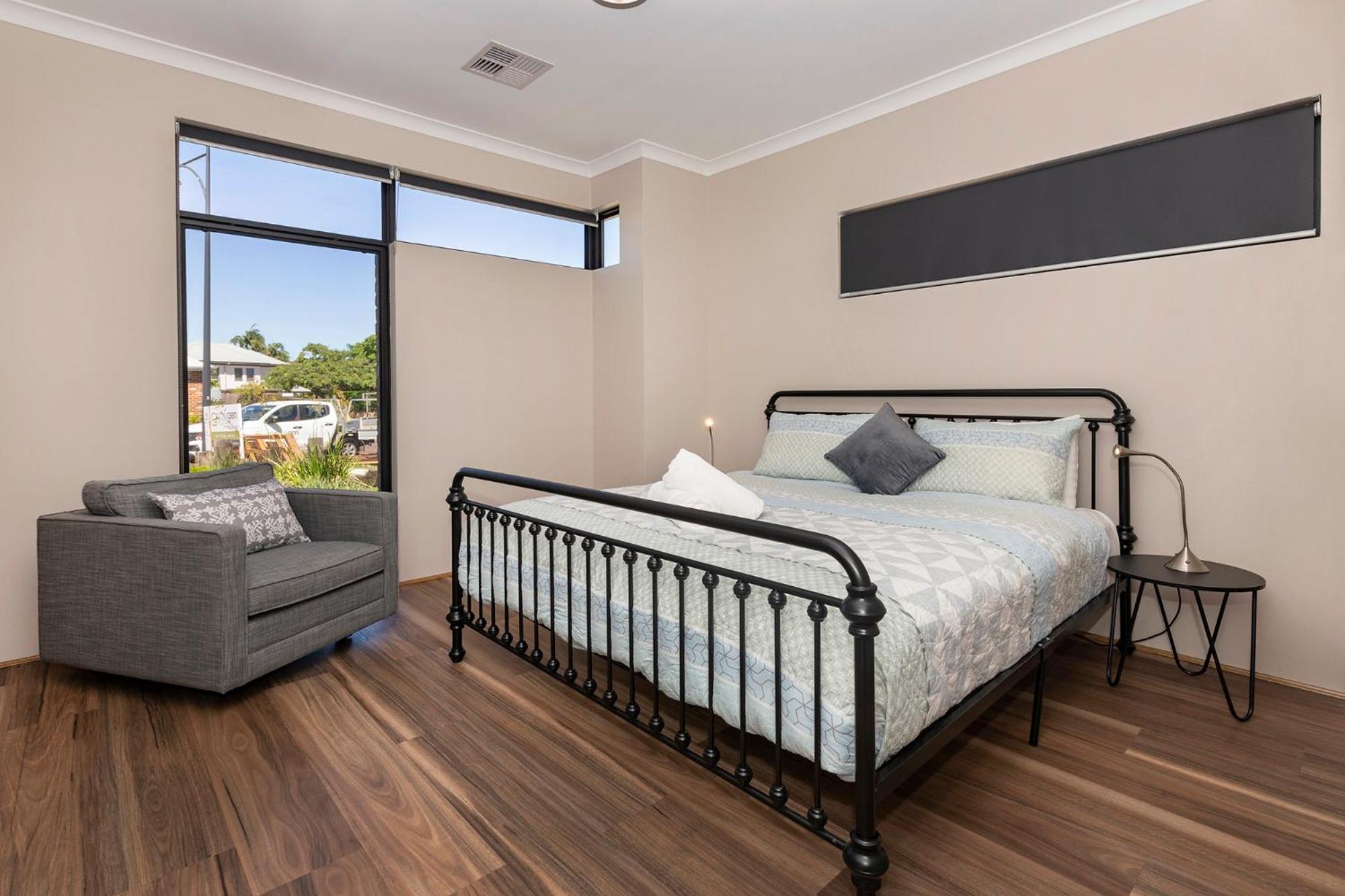 The Links - fairway views, walk to town, air-con