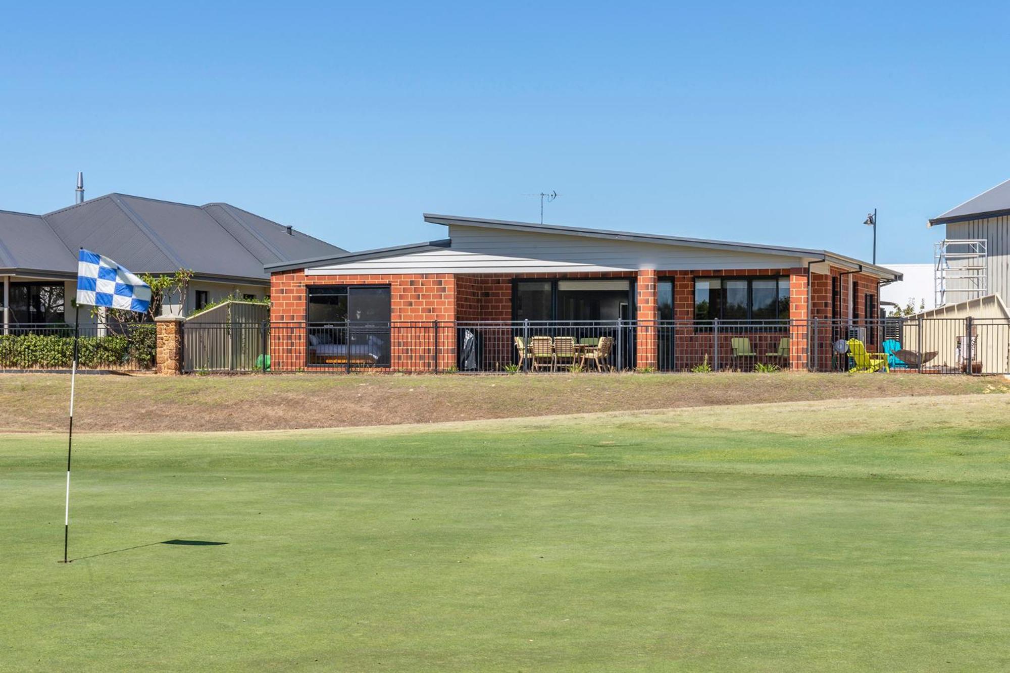 The Links - fairway views, walk to town, air-con