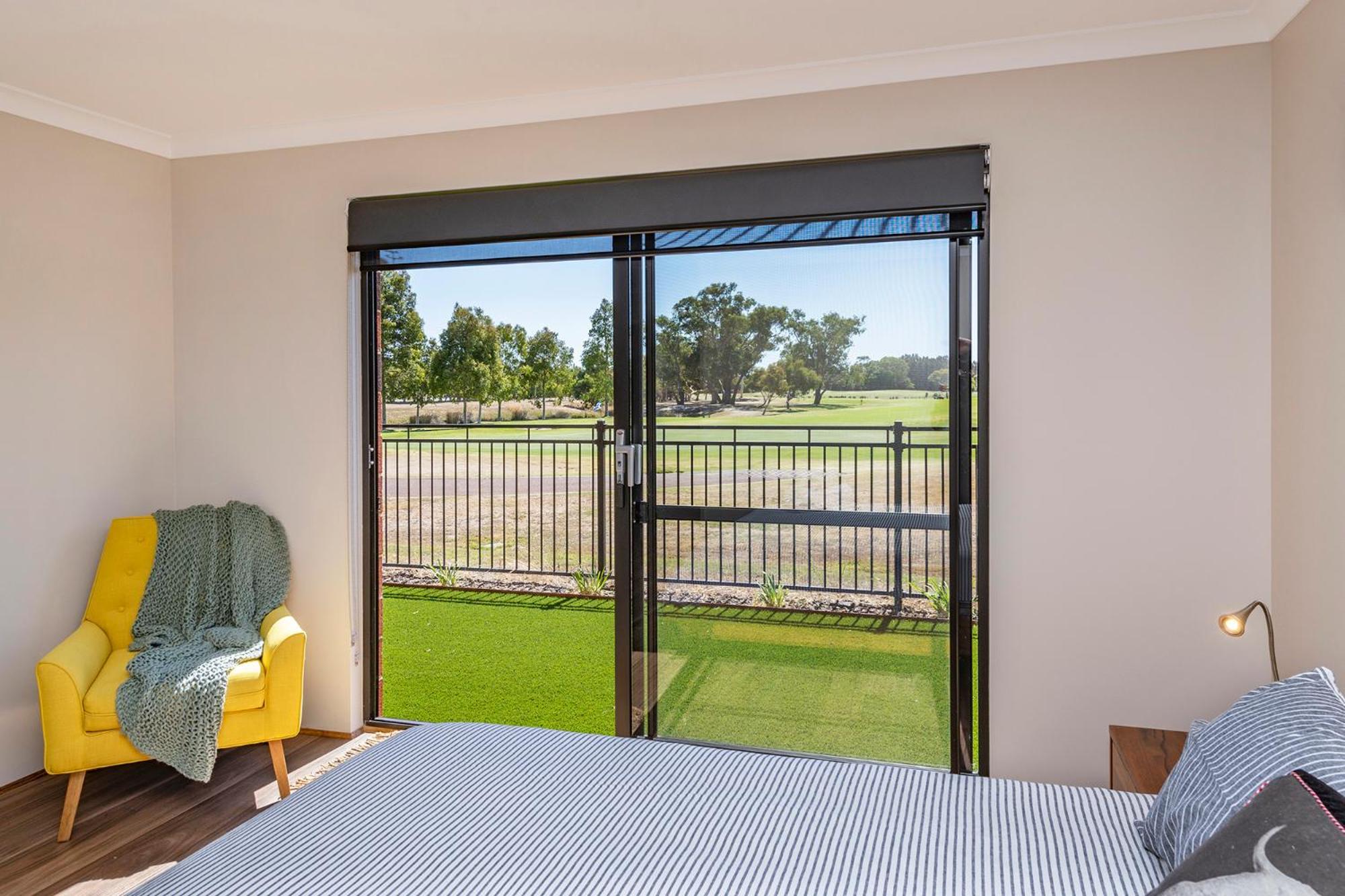 The Links - fairway views, walk to town, air-con