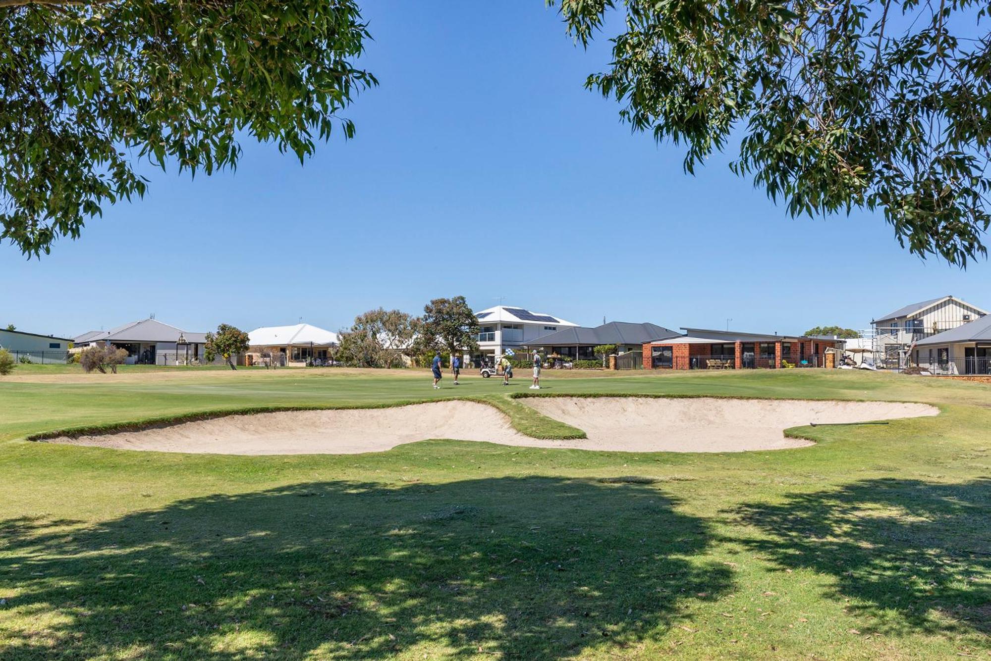 The Links - fairway views, walk to town, air-con
