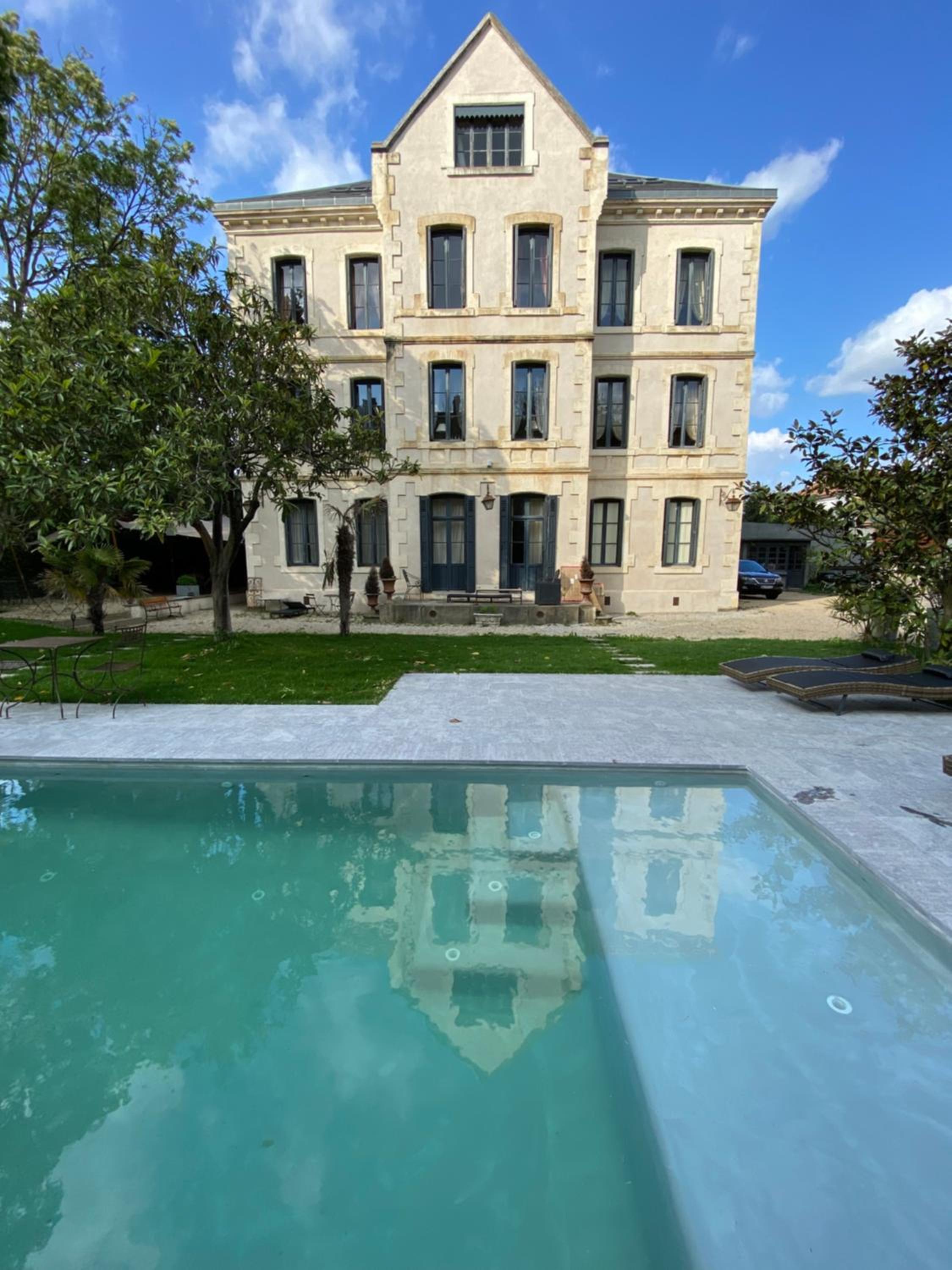 Demeure Saint Louis Historic manor, City 700m, free parking,A C,Clim,WIFI, city view, Garden view 5