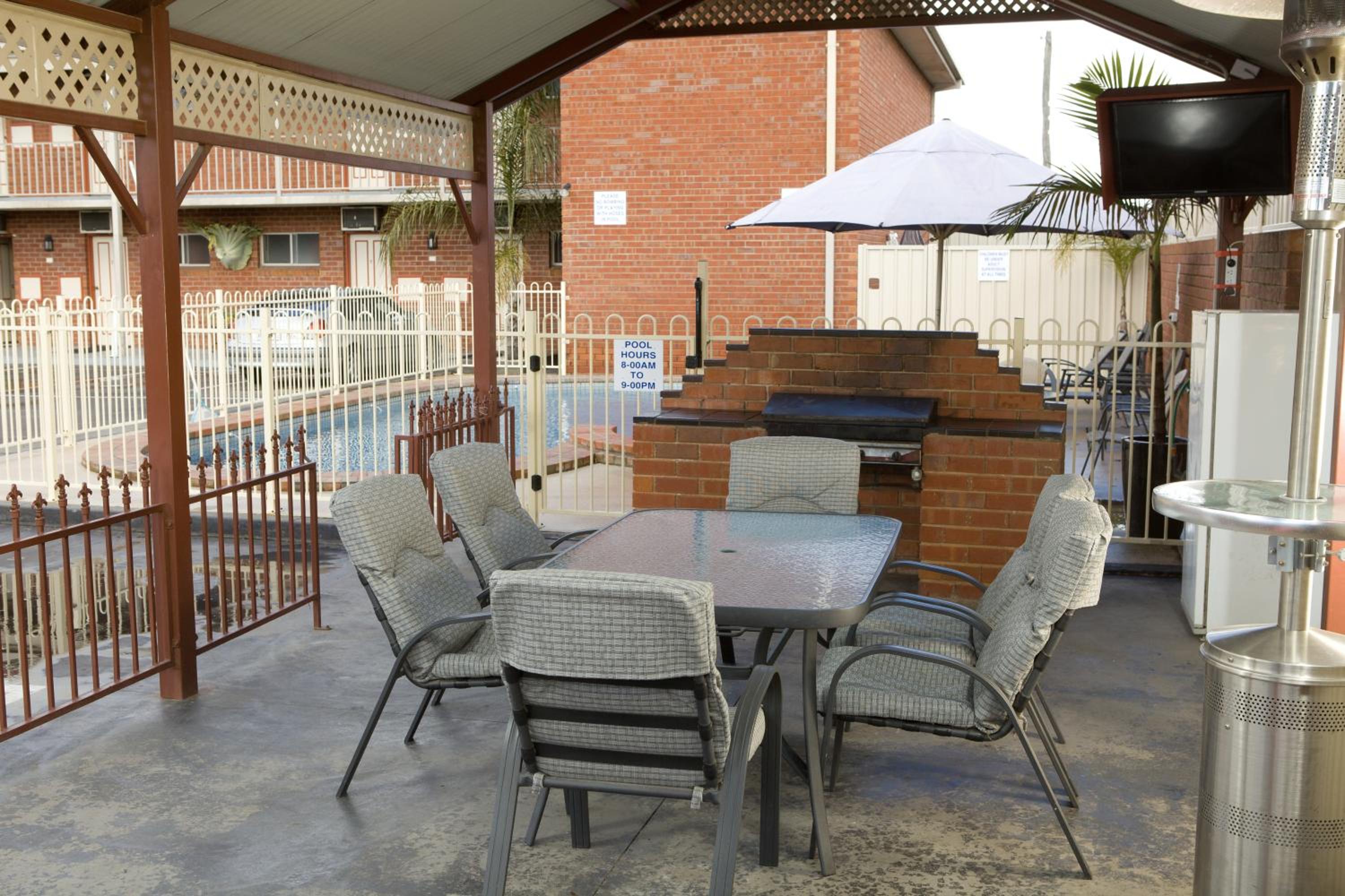 Courtyard Motor Inn