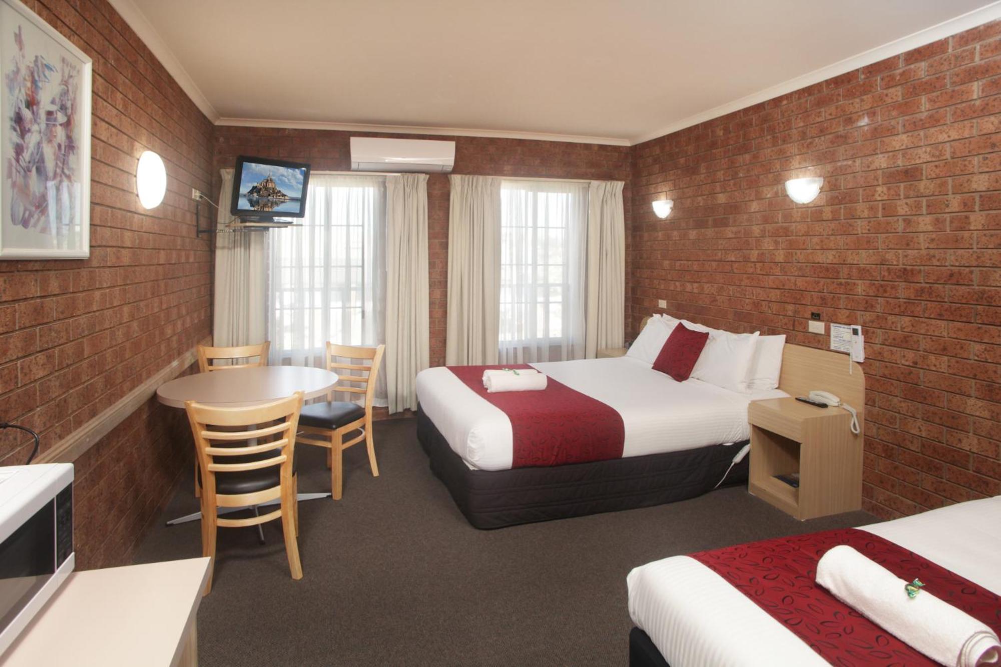 Courtyard Motor Inn