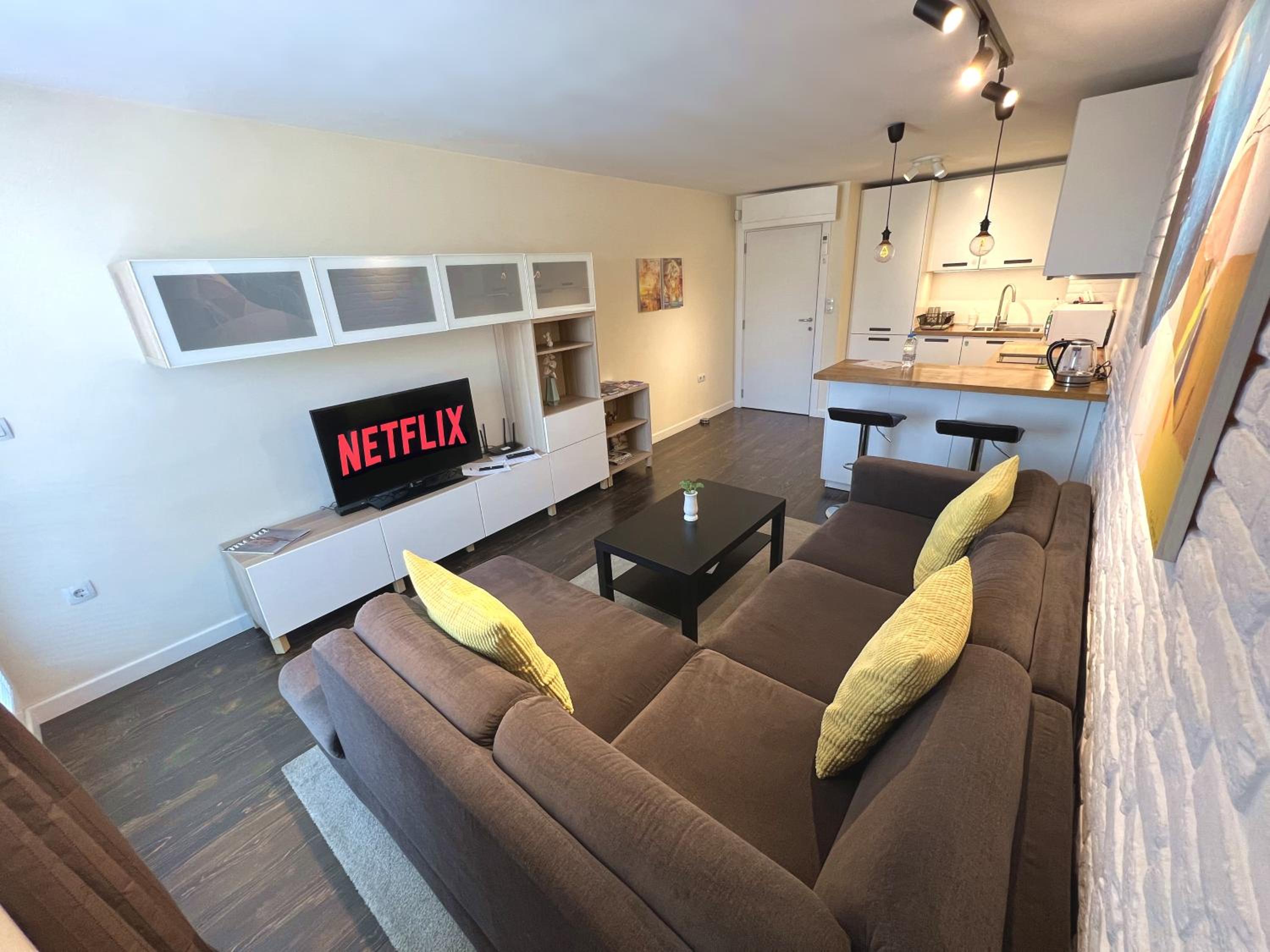 Unique Luxurious Jacuzzi PENTHOUSE DUPLEX in City Center! 2 BATHS! FREE PARKING! view 5