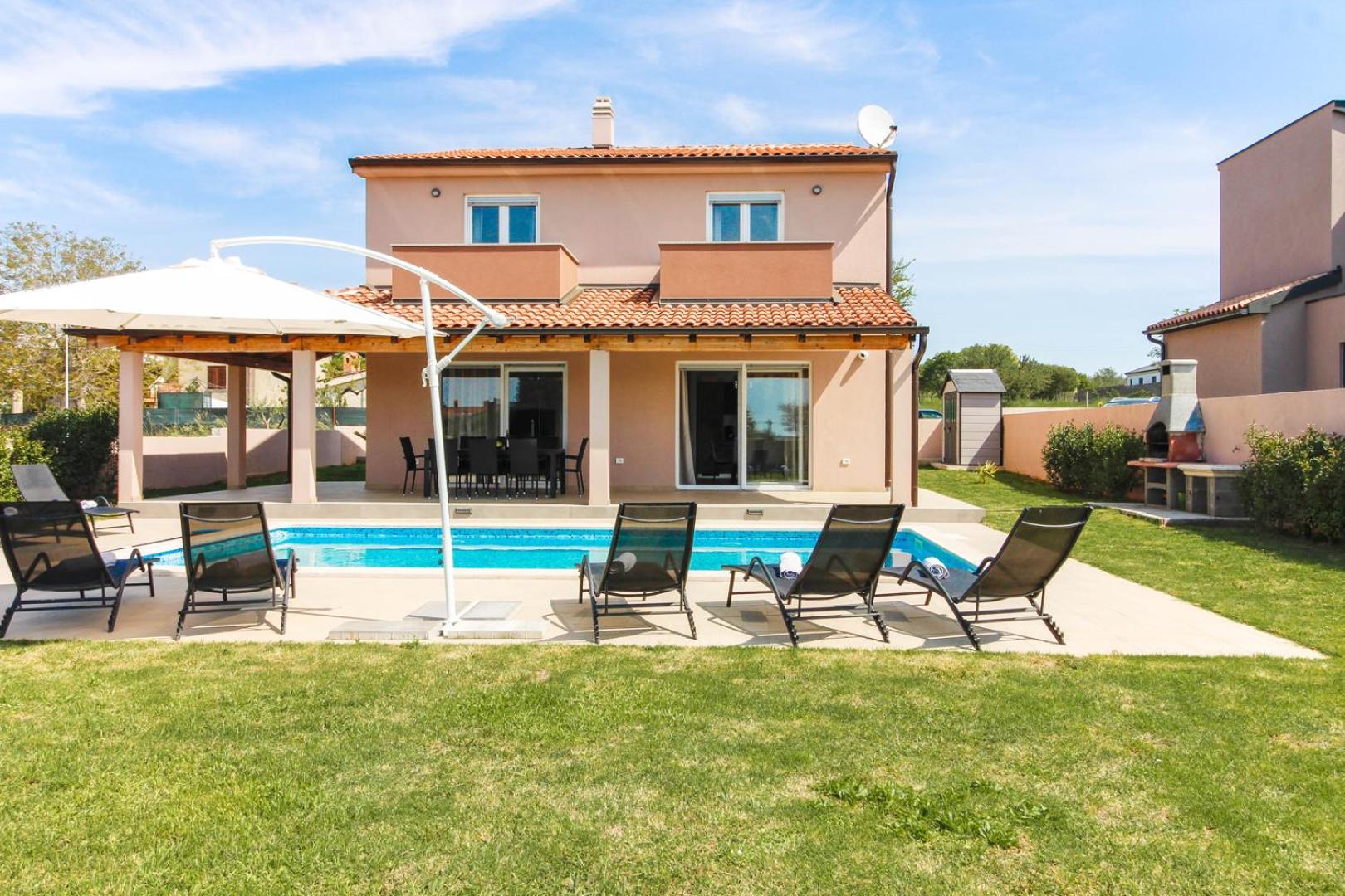 Charming villa Enjoy with private pool in Pula view 4