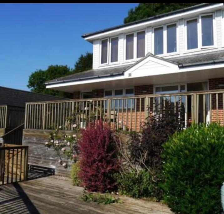Fantastic spacious house with beautiful panoramic views of the bay Only a few minutes walk from beach harbour and restaurants This house has 3 bedrooms 3 b