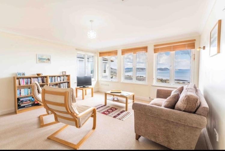 Fantastic spacious house with beautiful panoramic views of the bay Only a few minutes walk from beach harbour and restaurants This house has 3 bedrooms 3 b