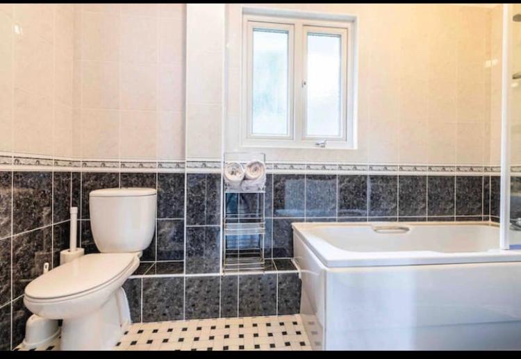 Fantastic spacious house with beautiful panoramic views of the bay Only a few minutes walk from beach harbour and restaurants This house has 3 bedrooms 3 b