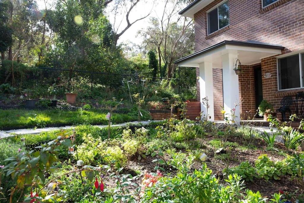 Spacious 5BR House Fireplace Garden Retreat