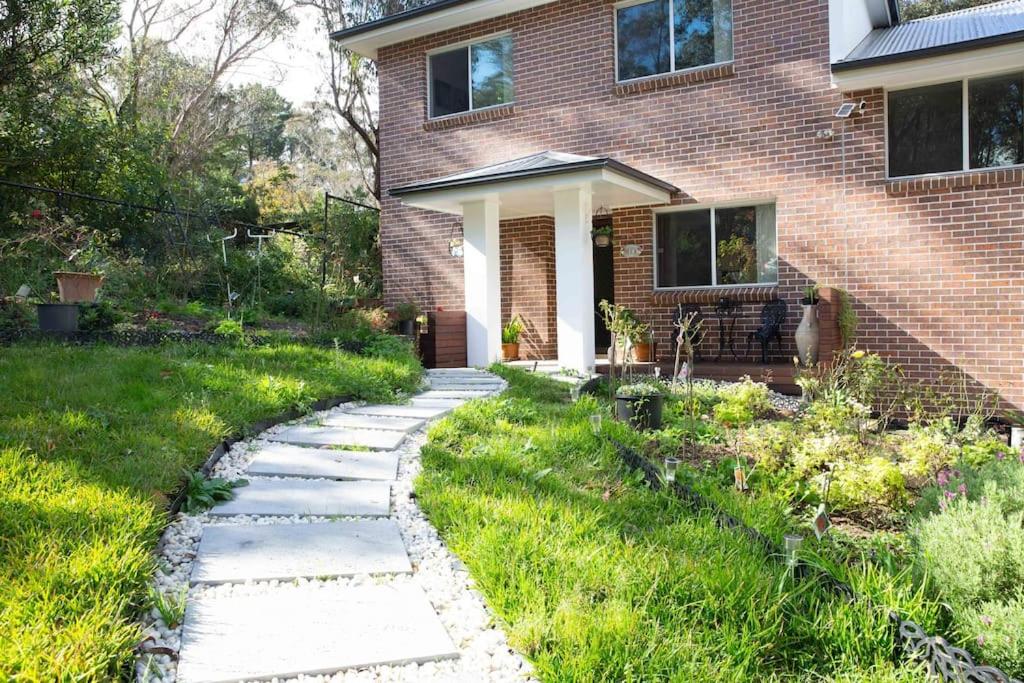 Spacious 5BR House Fireplace Garden Retreat