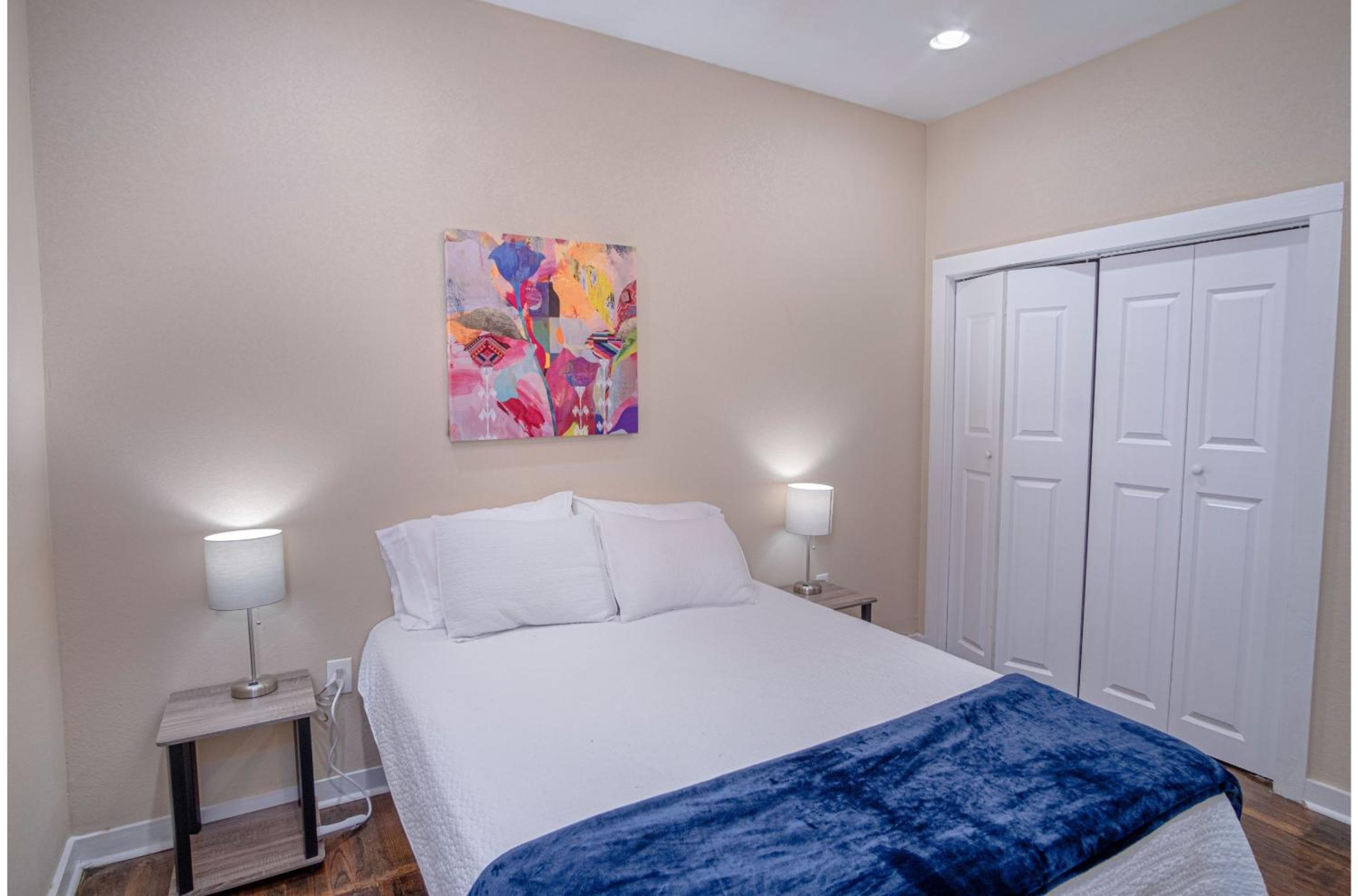 Fabulous Newly Renovated 1Br1Ba Near Downtown view 3