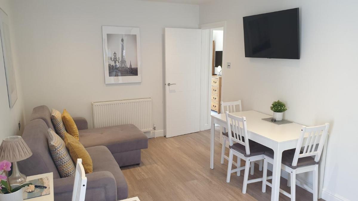 Large modern self contained apartment in Lymington