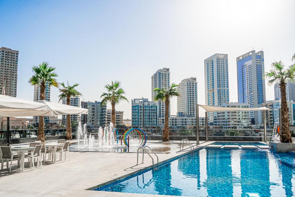 HiGuests - Spacious Apt for 5 With Spectacular Marina Views