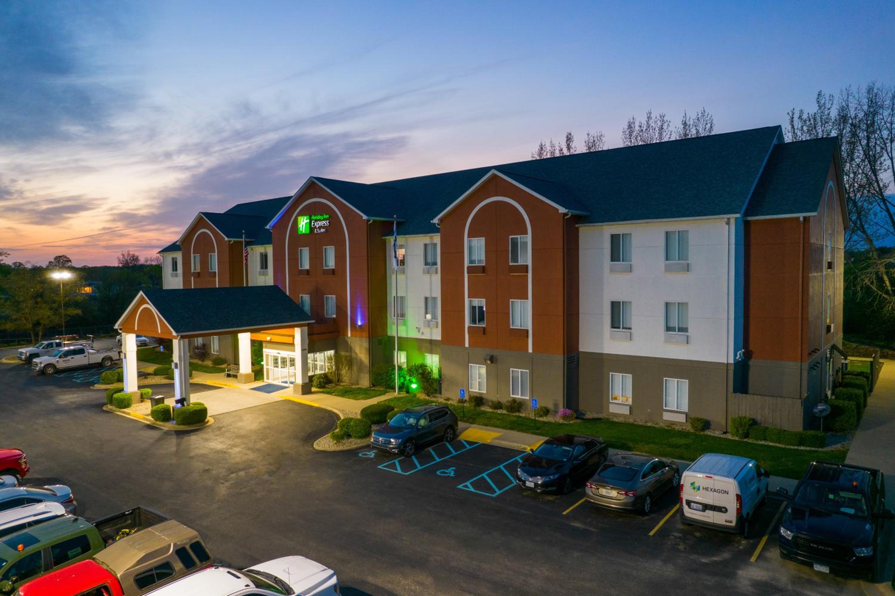 Bloomington Vacations - Holiday Inn Express Hotel  Suites Bedford, an IHG Hotel - Property Image 2