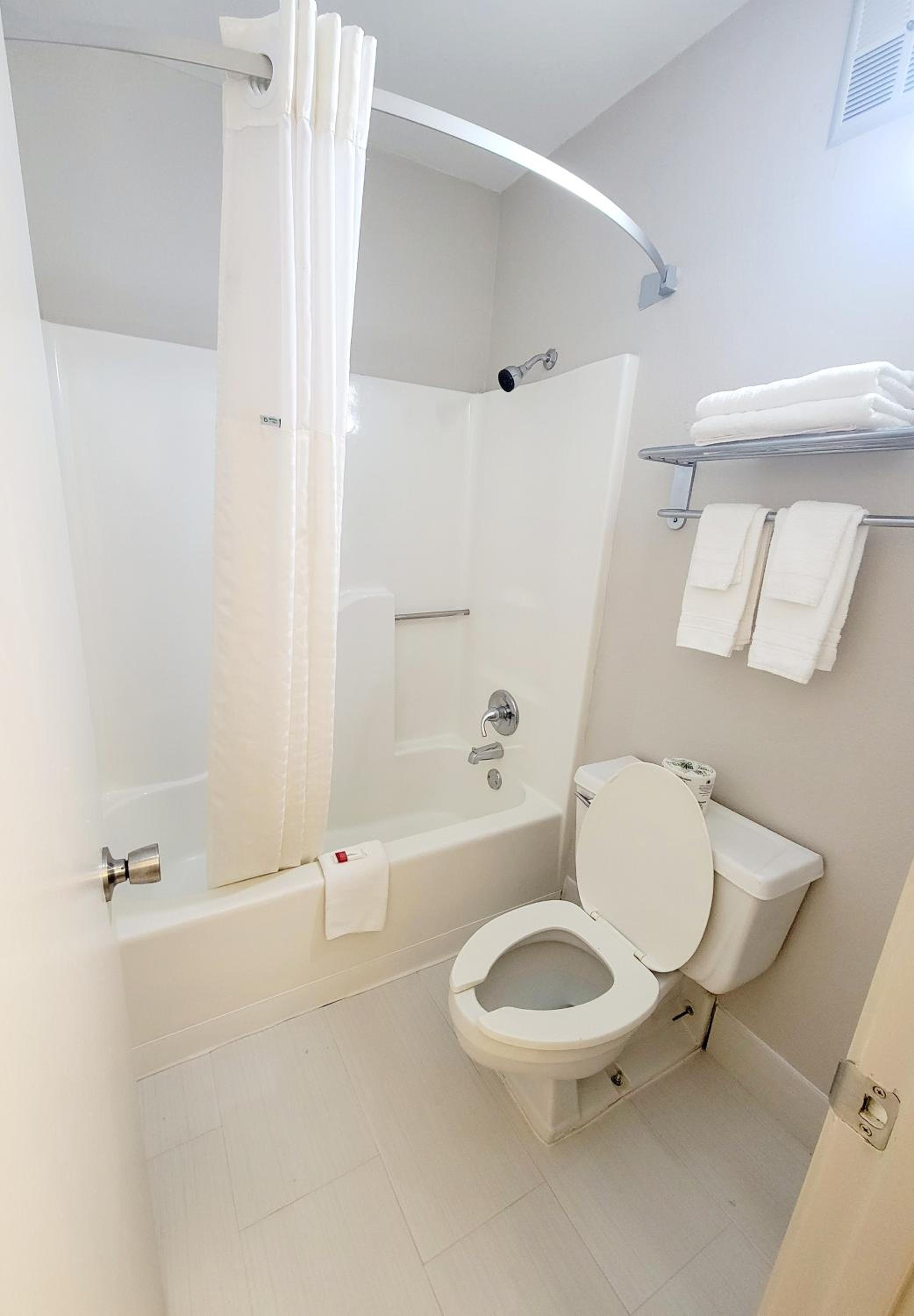 Marion Vacations - Super 8 by Wyndham Marion NC - Property Image 16