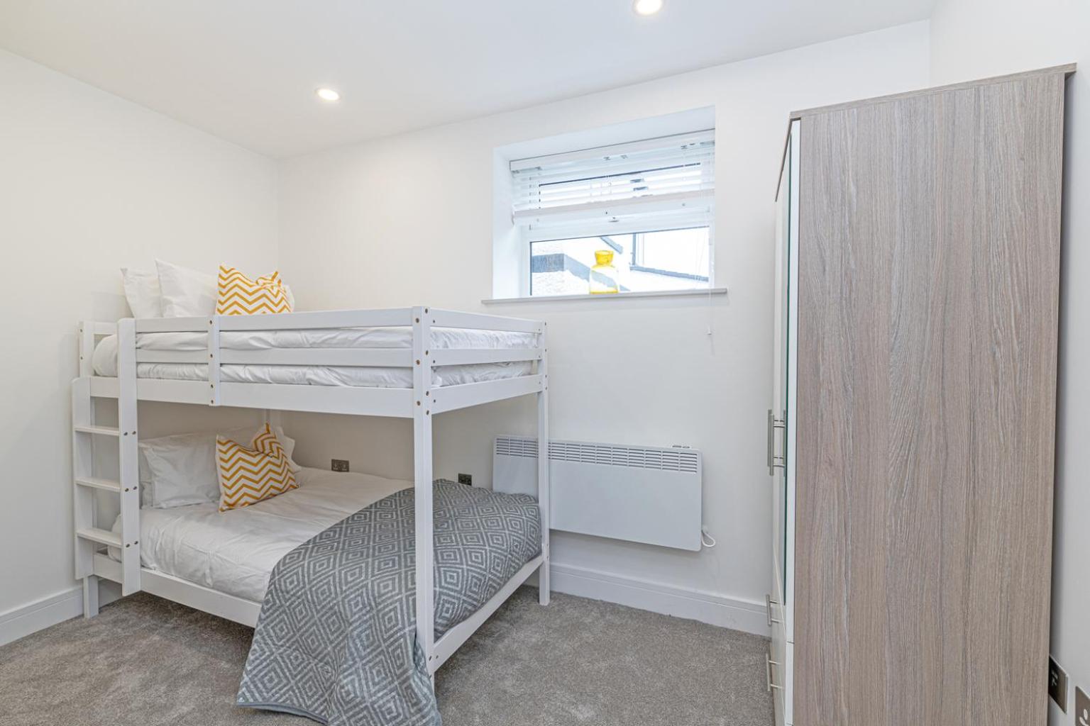 Coniston House, 3 bedrooms with parking, Appleby by Guestz