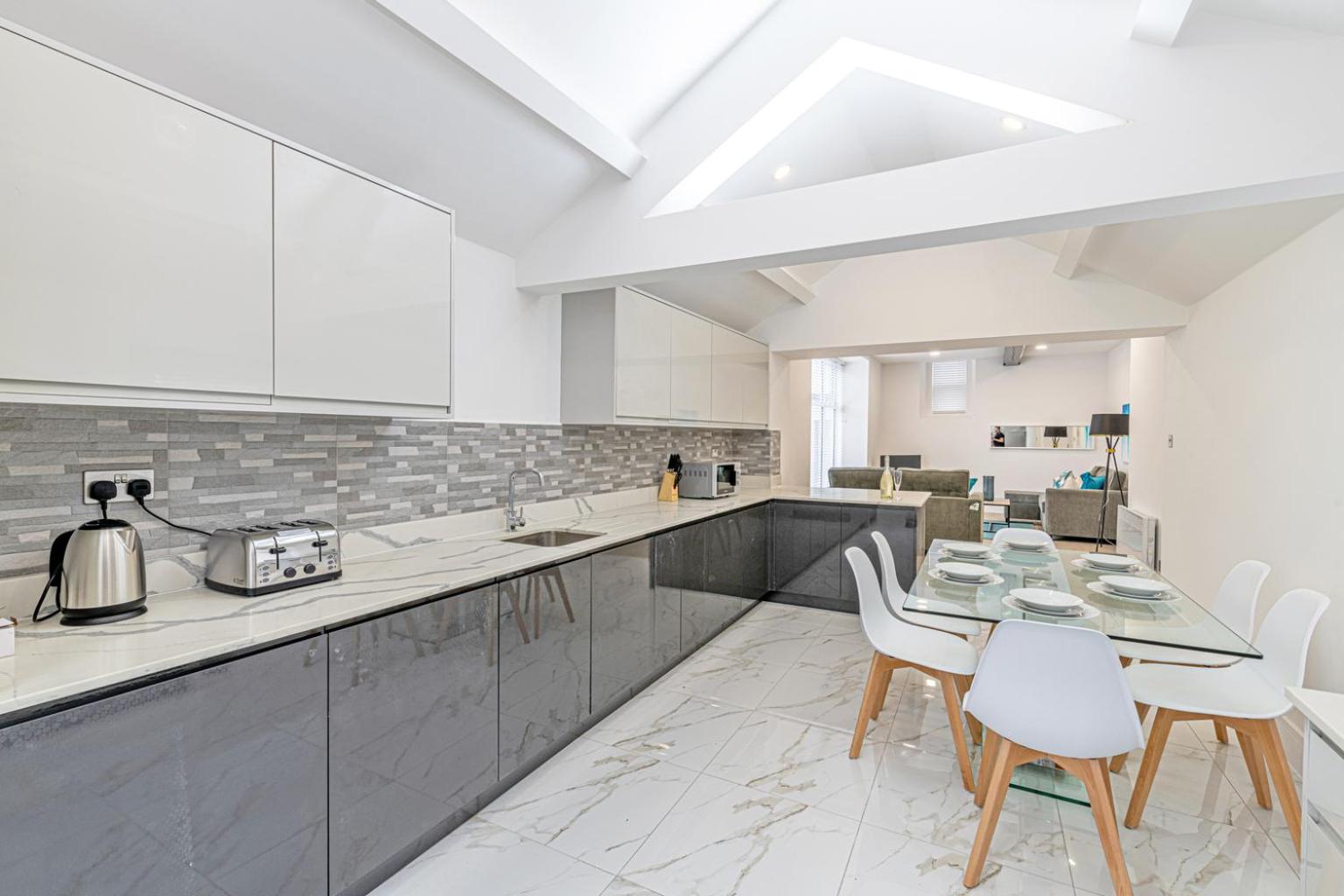 Coniston House, 3 bedrooms with parking, Appleby by Guestz