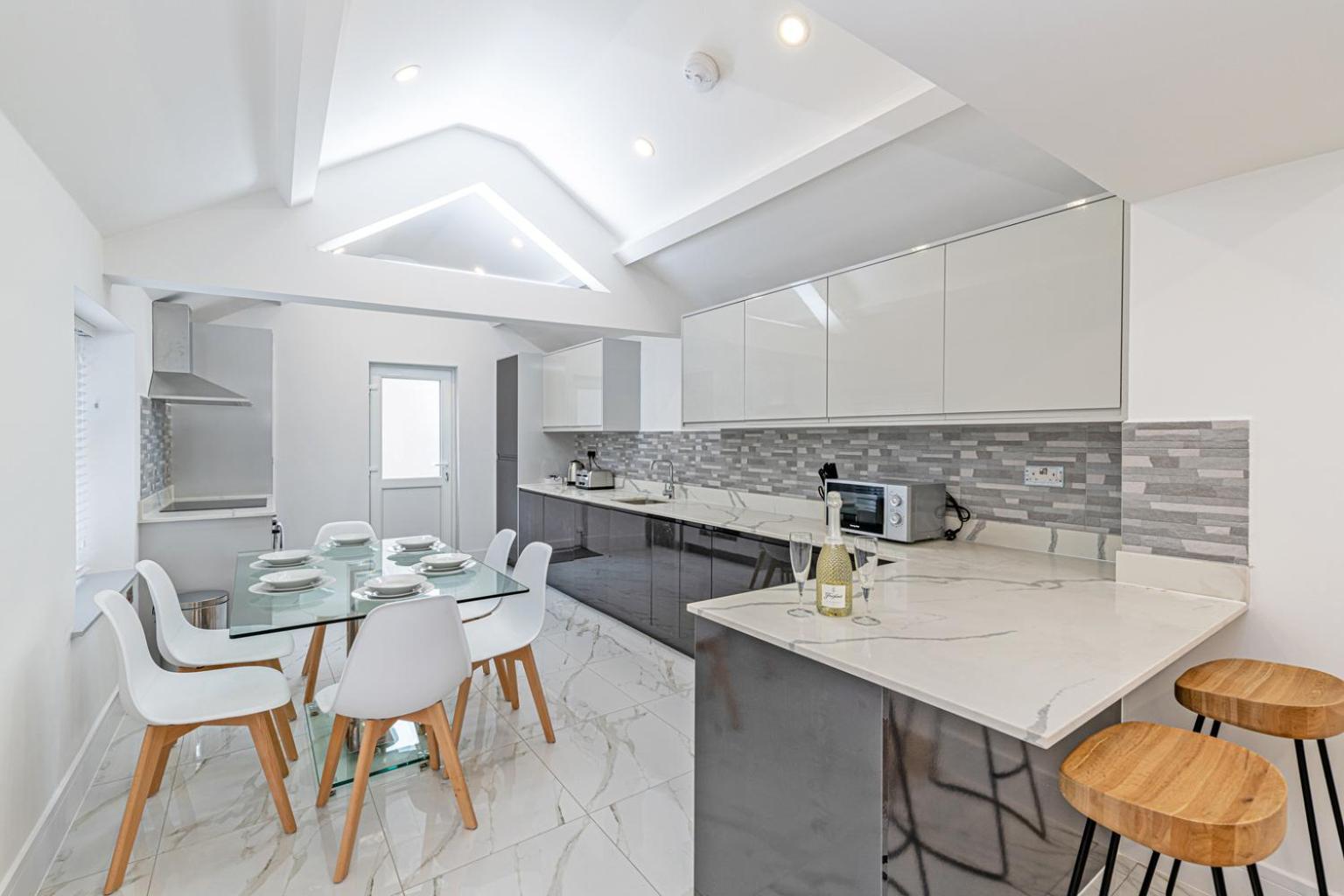 Coniston House, 3 bedrooms with parking, Appleby by Guestz