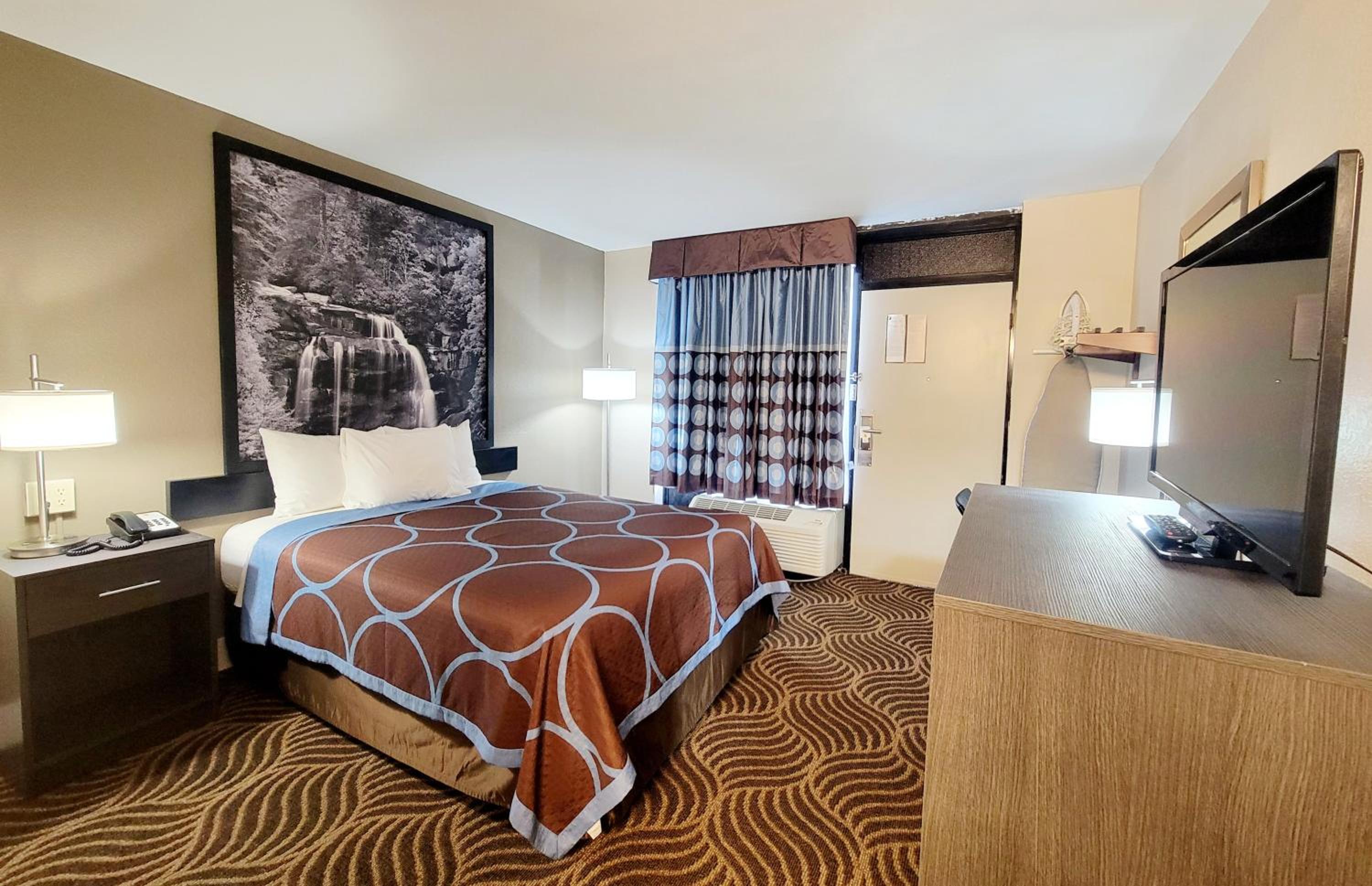 Marion Vacations - Super 8 by Wyndham Marion NC - Property Image 5