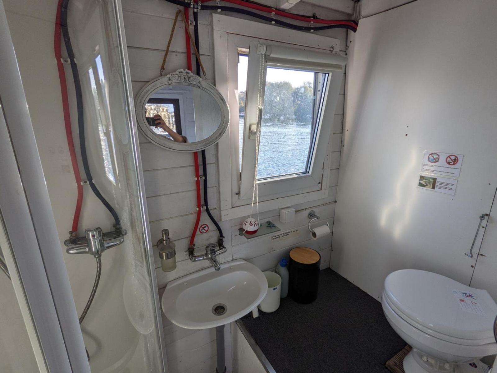 Gemütliches Hausboot mit Kamin in Berlin