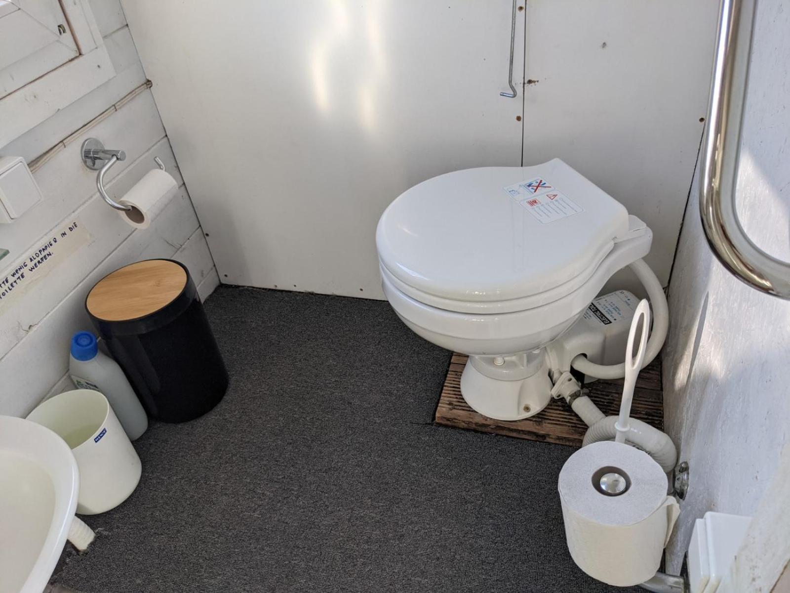 Gemütliches Hausboot mit Kamin in Berlin