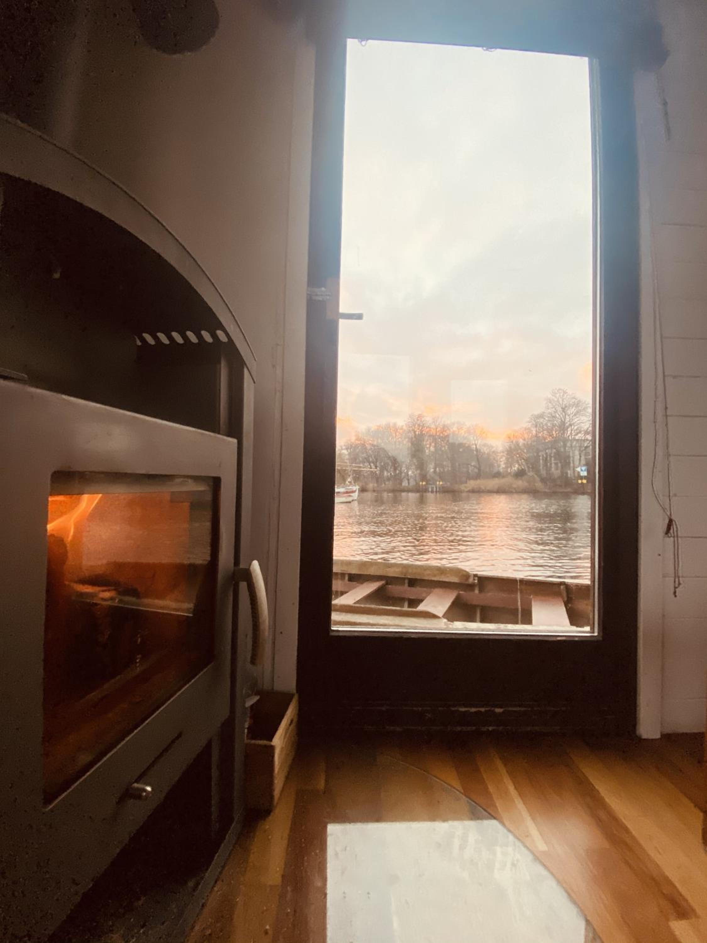 Gemütliches Hausboot mit Kamin in Berlin