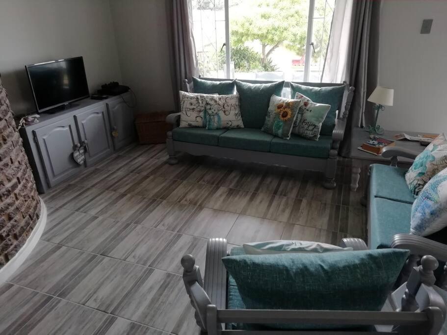 Charlotte's Web - Beach Cottage - Queensberry Bay view 4