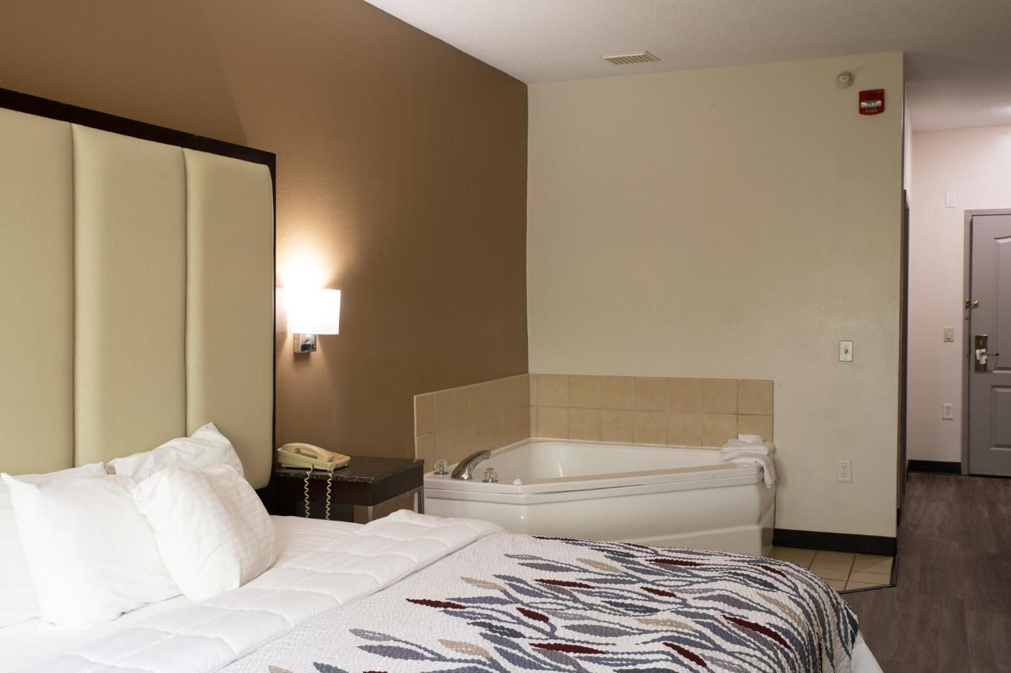 BlissPoint Inn & Suites Marion view 3