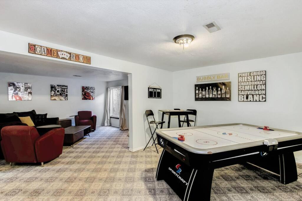 WOW! Spacious Retreat & amazing yard 2400+4bd/3bth view 4