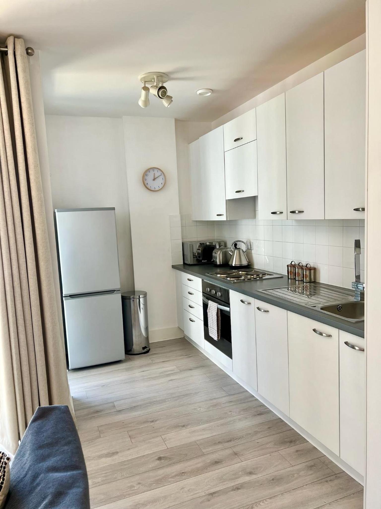 2 Bedroom Serviced Apartment with Free Parking, Wifi & Netflix, Basingstoke view 4