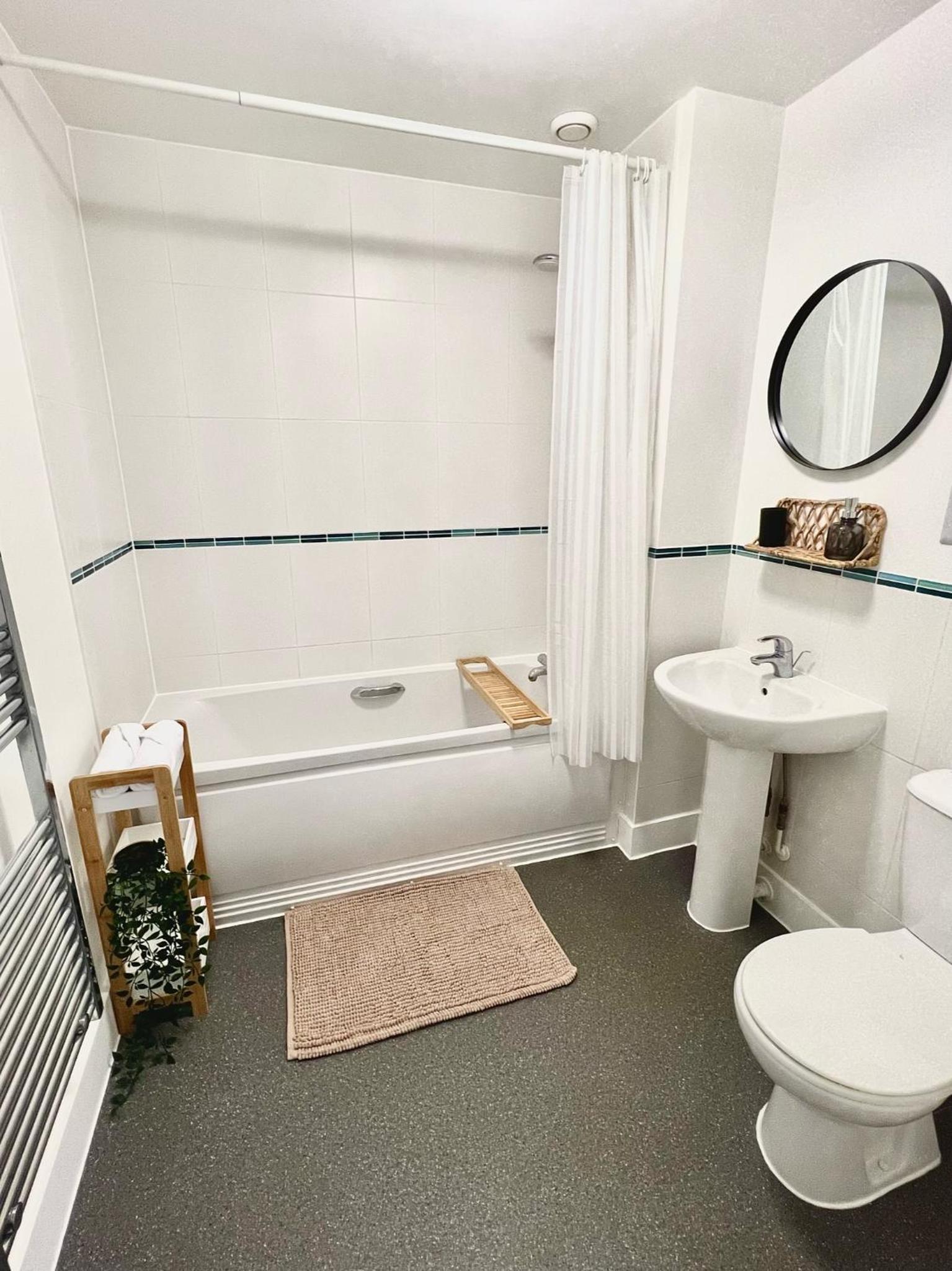2 Bedroom Serviced Apartment with Free Parking, Wifi & Netflix, Basingstoke view 5