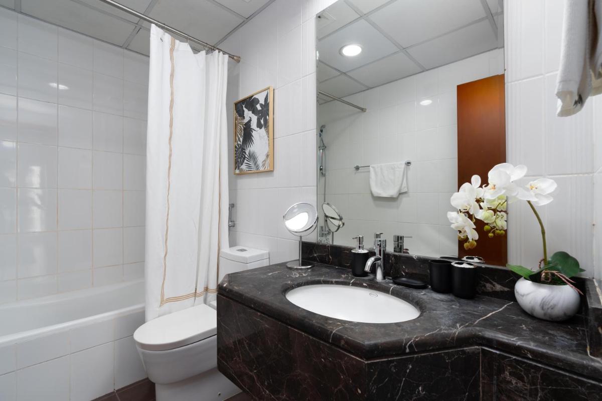 Spacious 2 beds 5 min walk from Dubai Mall with brand new gym and rooftop swimming pool