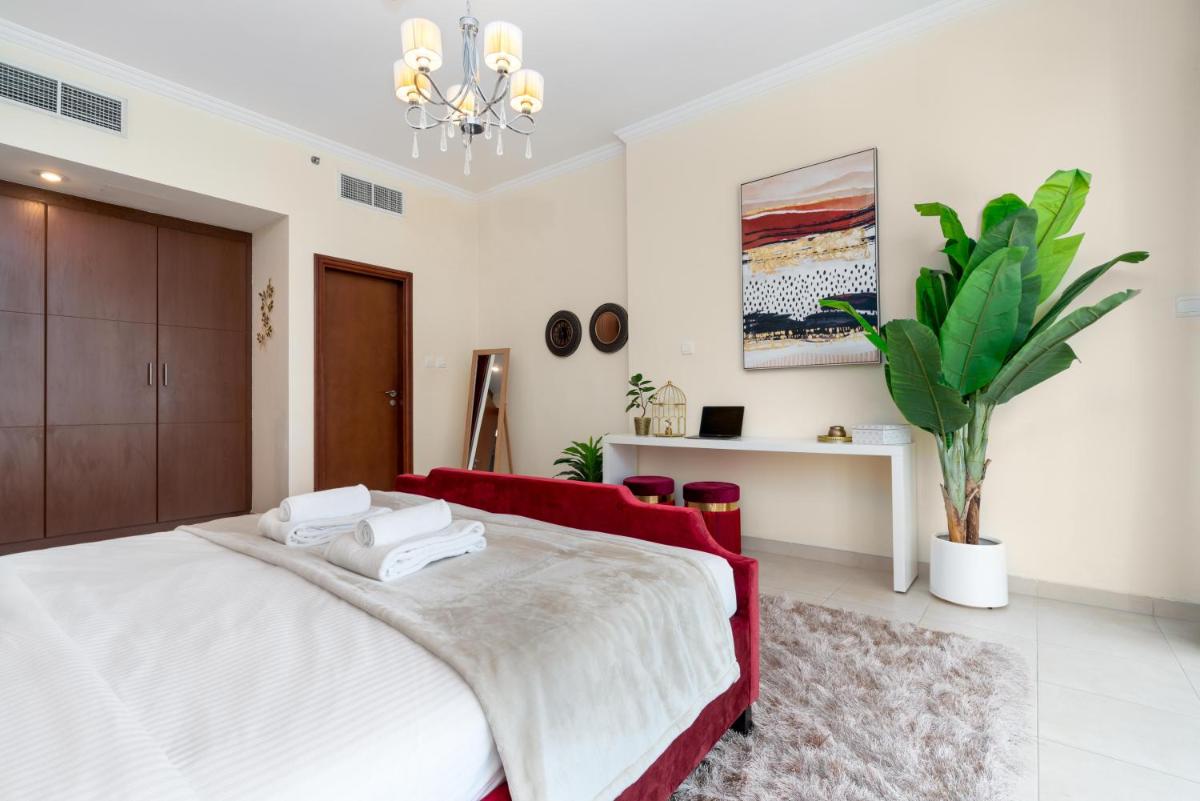 Spacious 2 beds 5 min walk from Dubai Mall with brand new gym and rooftop swimming pool